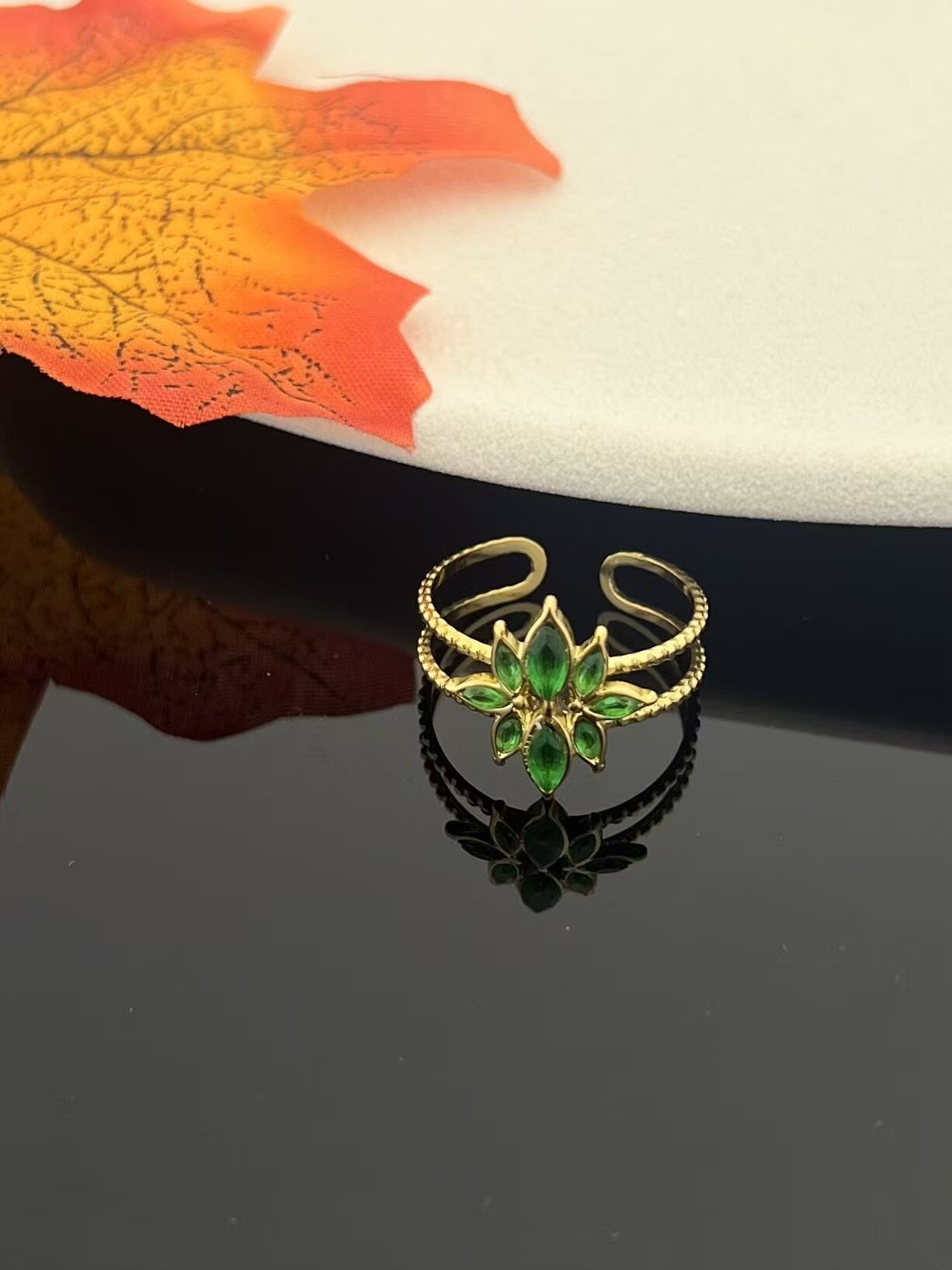 Grossista COSMOS - Anello regolabile in acciaio inossidabile con elegante cristallo verde