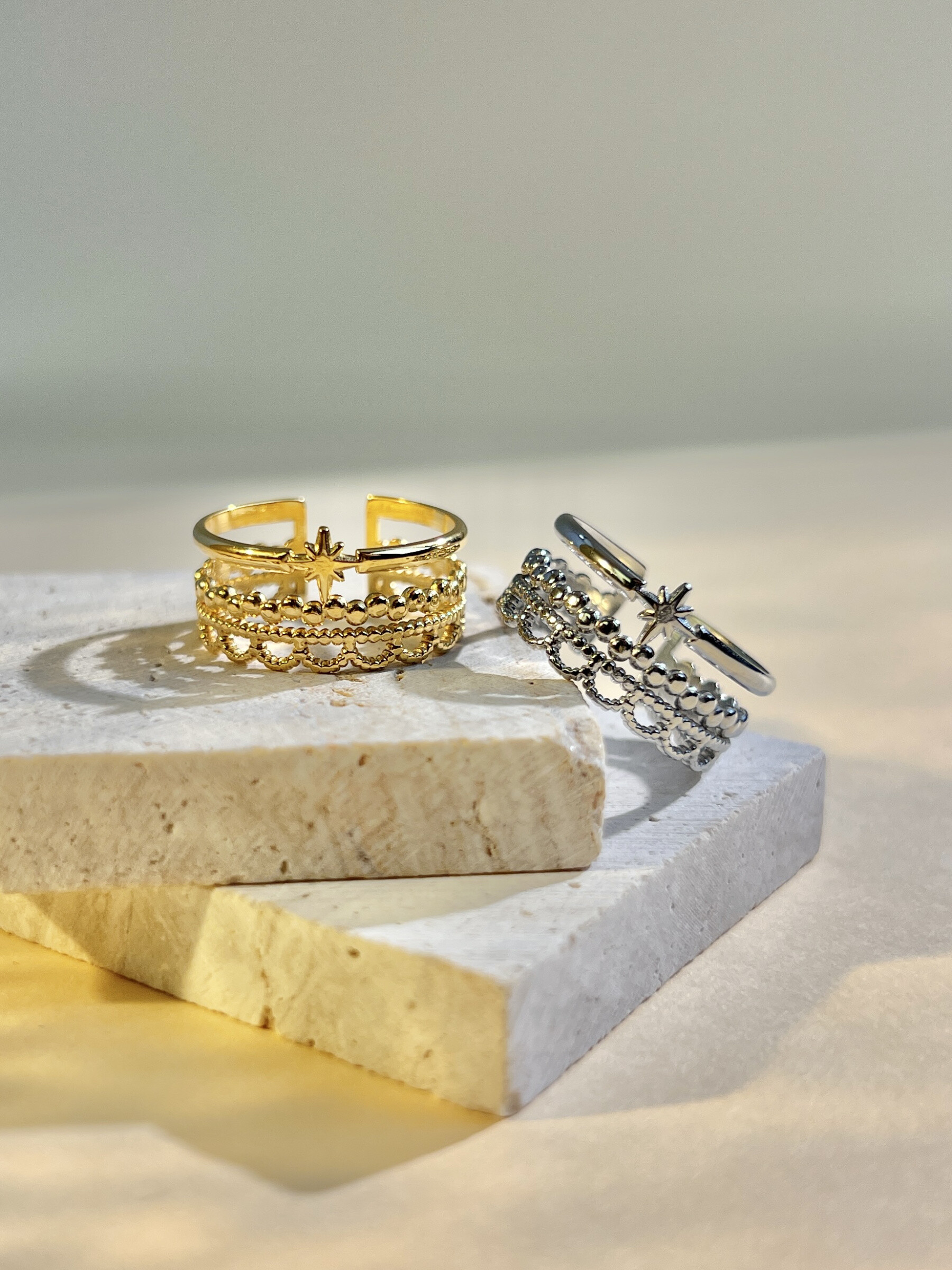 Grossiste COSMOS - Bague motif étoile centrale ajourée réglable en acier