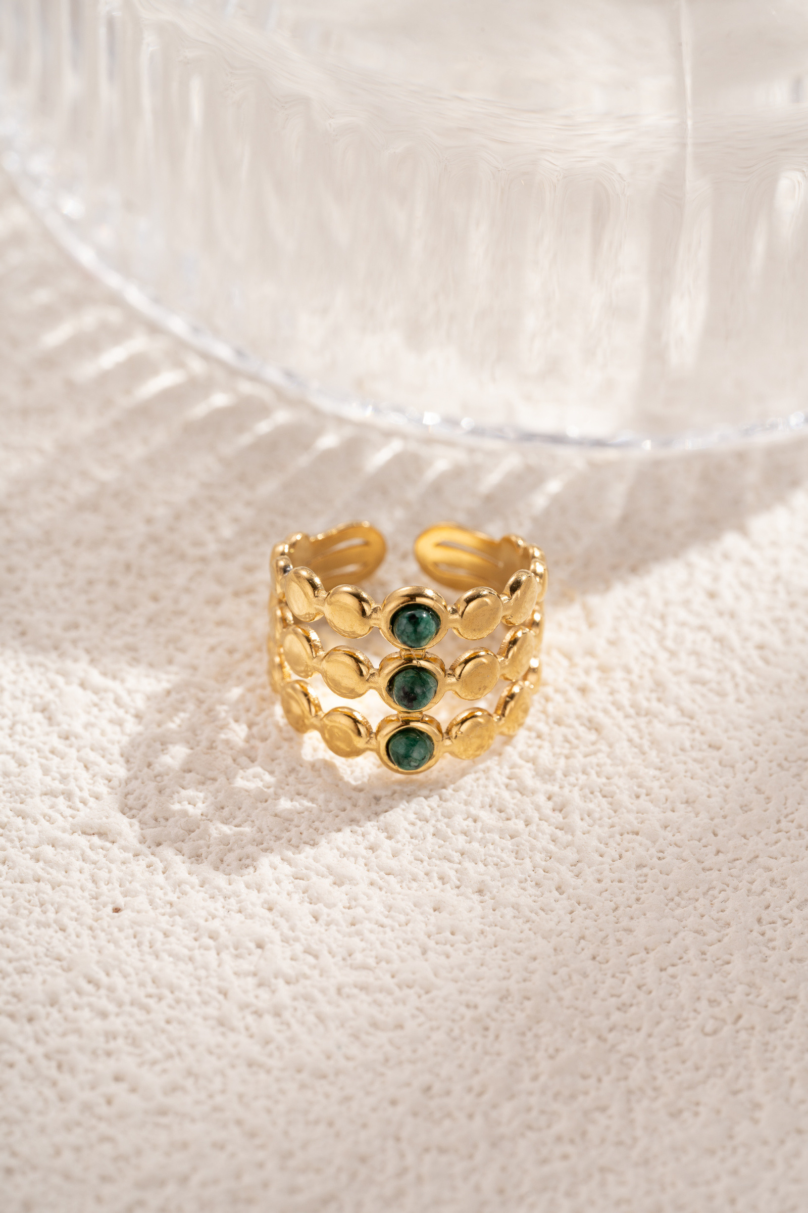 Mayorista COSMOS - Anillo dorado de tres filas texturizadas, piedras redondas alineadas, elegancia moderna