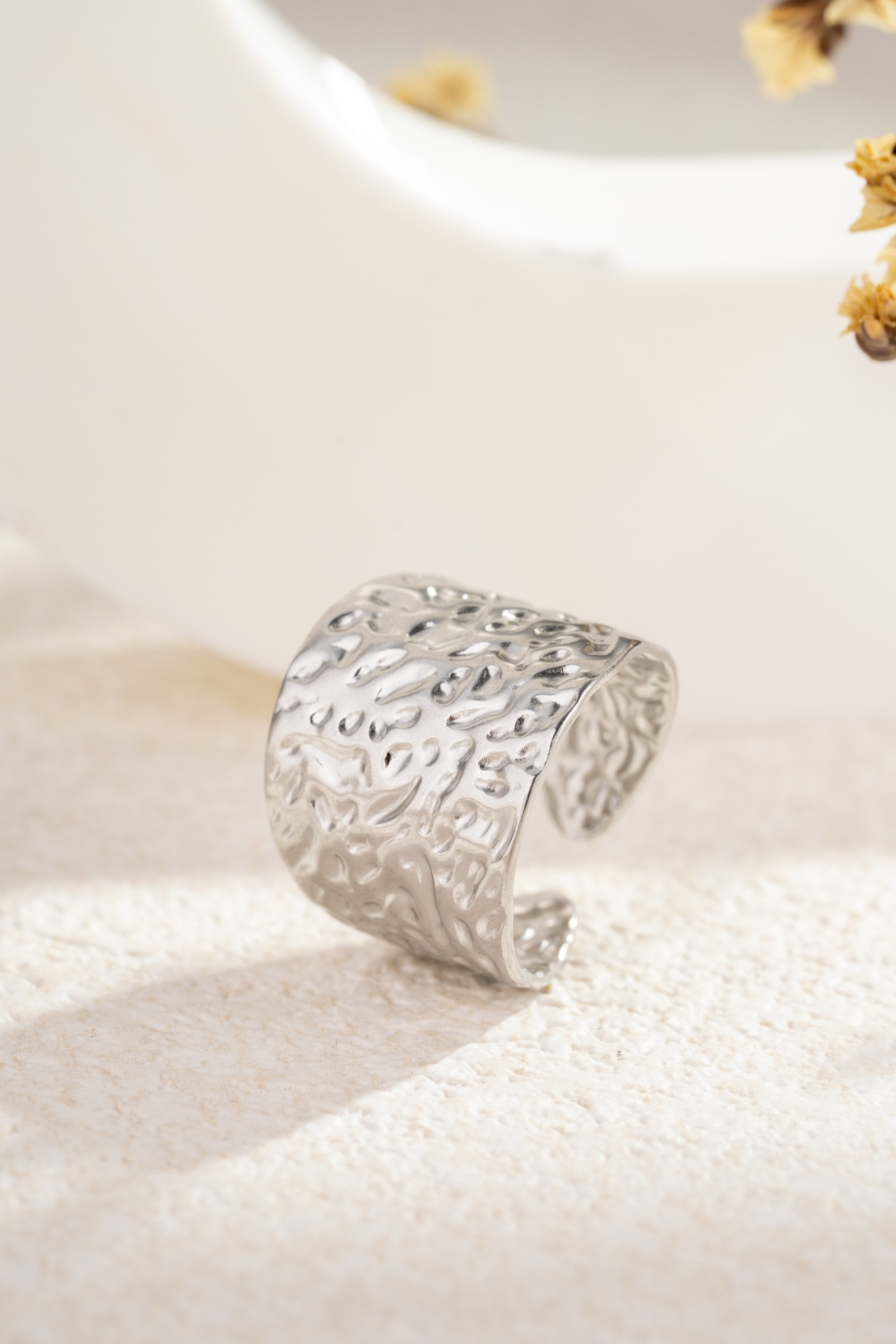 Wholesaler COSMOS - Hammered openwork silver-tone steel adjustable ring for women, textured, modern, elegant
