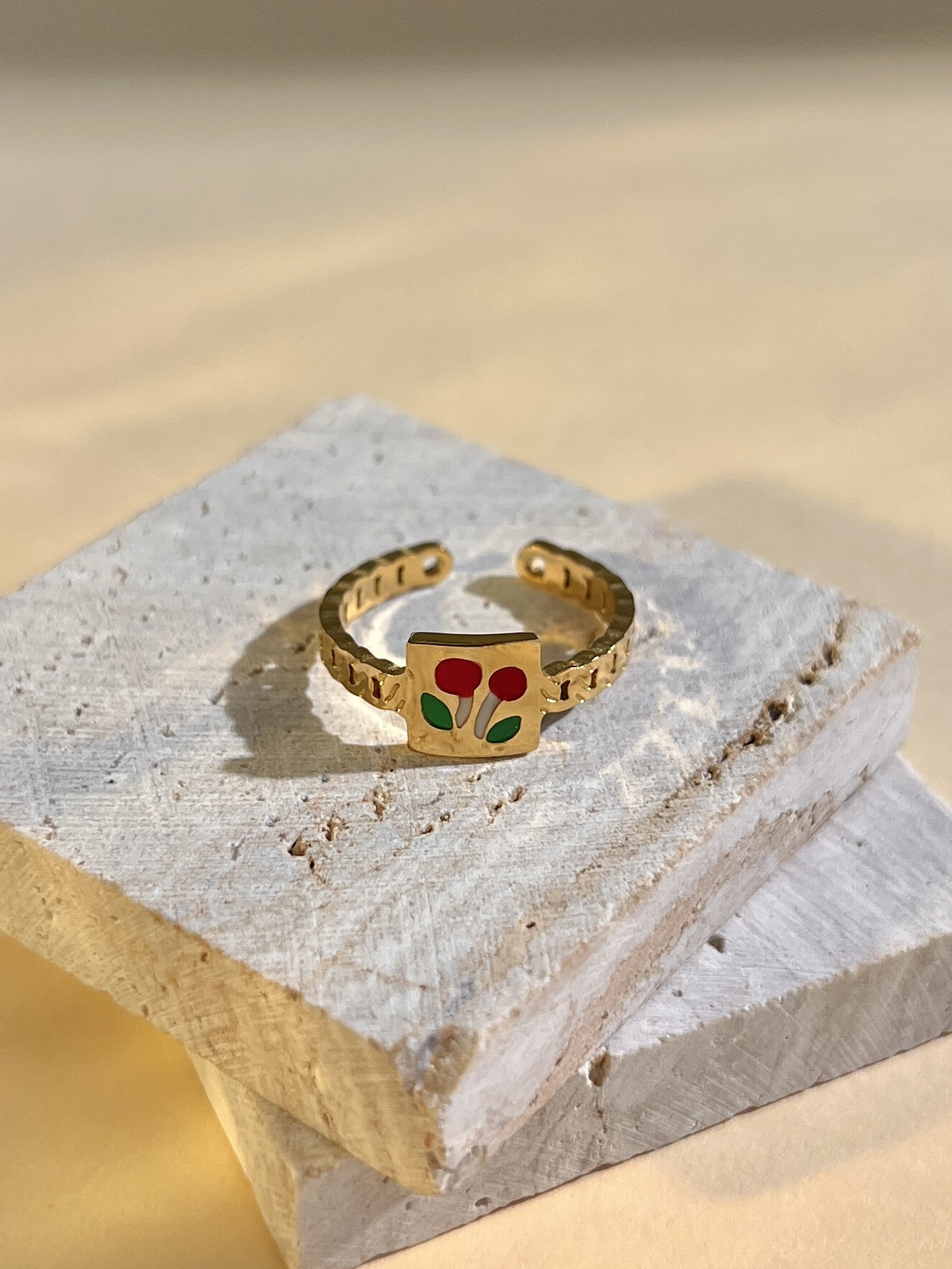 Grossiste COSMOS - Bague fine motif cerise en acier inoxydable