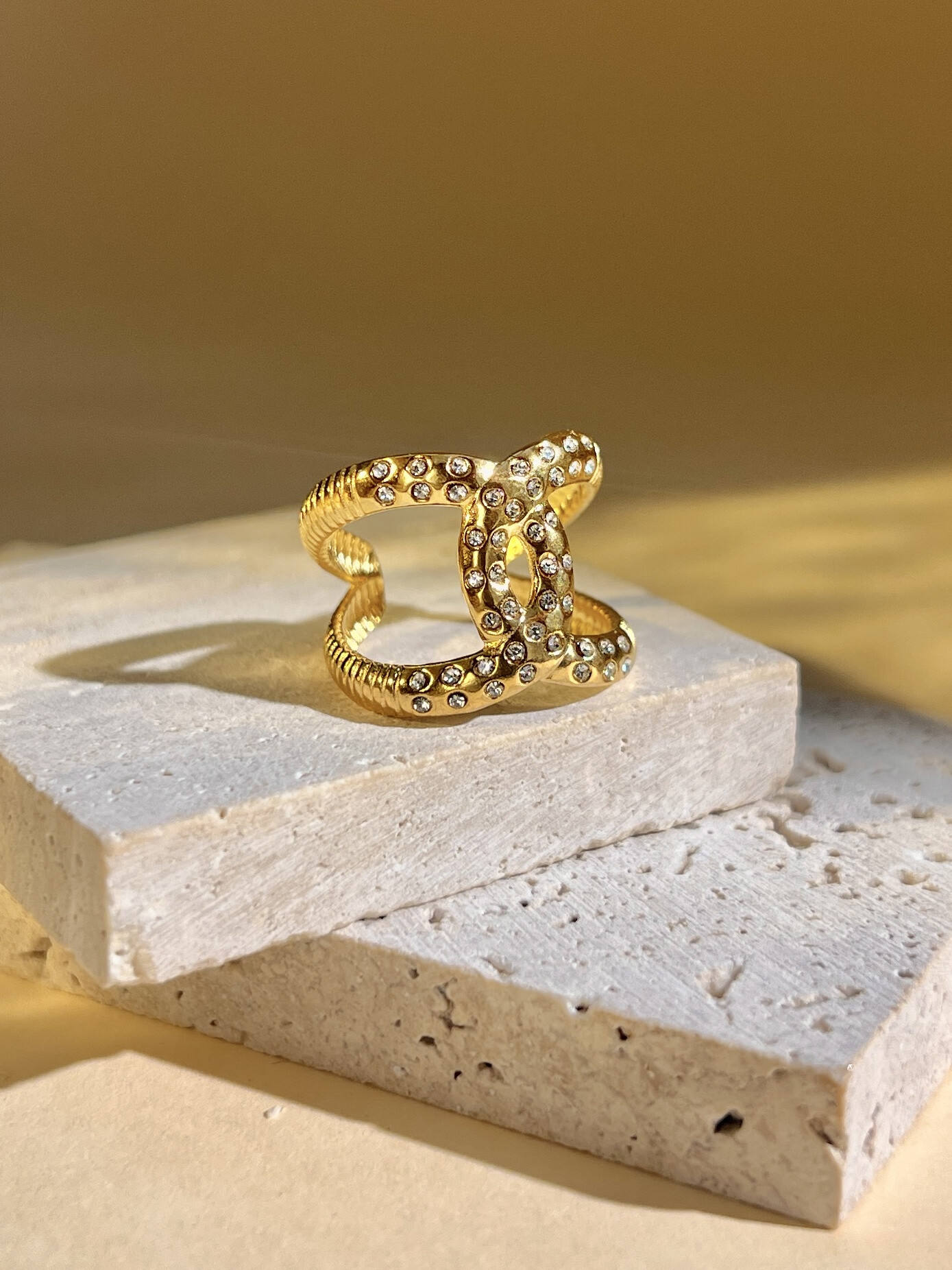 Grossiste COSMOS - Bague acier inoxydable avec strass brillant doré