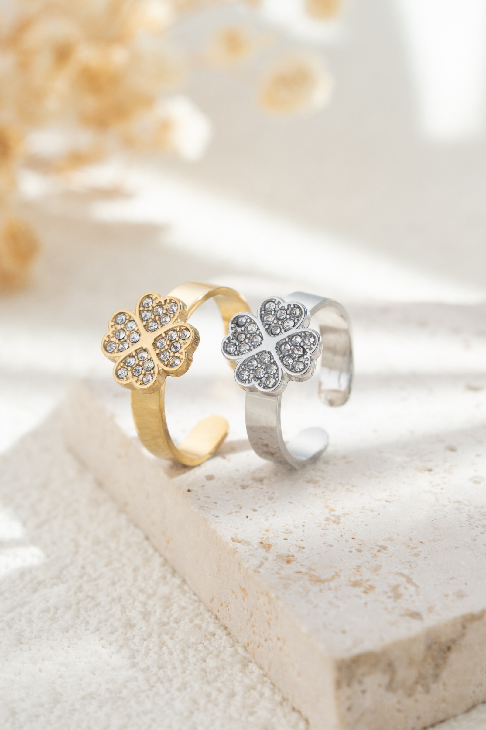 Grossista COSMOS - Set di 2 anelli a trifoglio con cristalli in acciaio inossidabile dorato e argentato, delicati, eleganti, chic