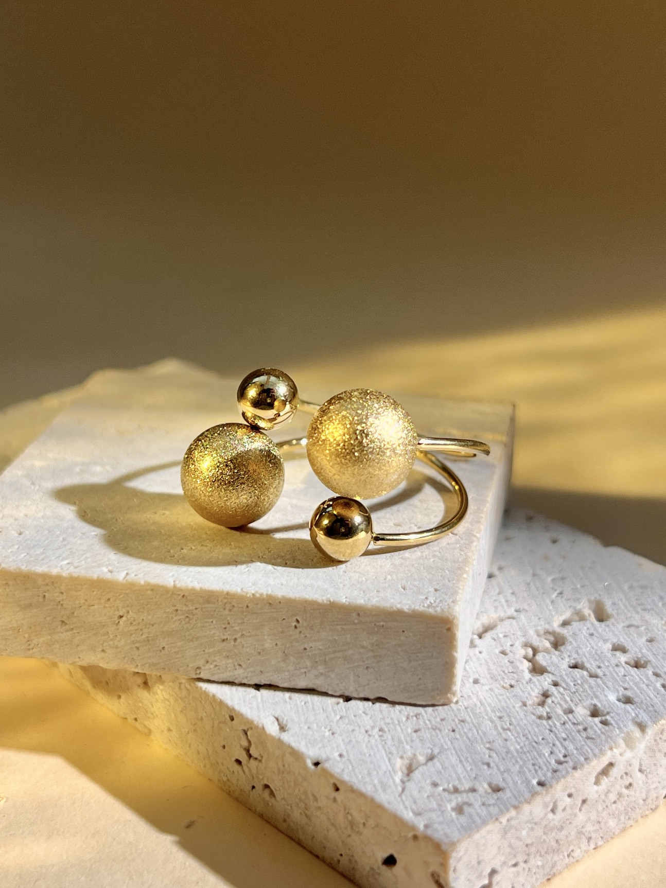 Wholesaler COSMOS - Adjustable women's stainless steel gold open design ring round sphere shiny texture