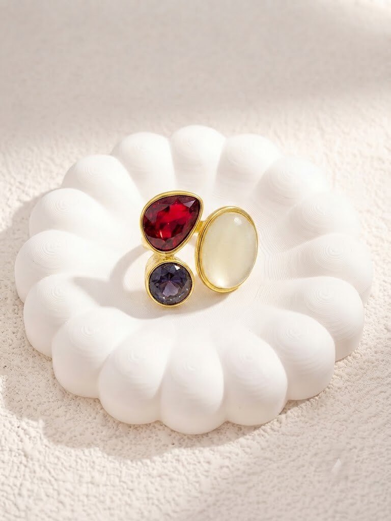 Grossiste COSMOS - Bague trois pierres cristaux acier inoxydable doré ajustable élégante moderne chic