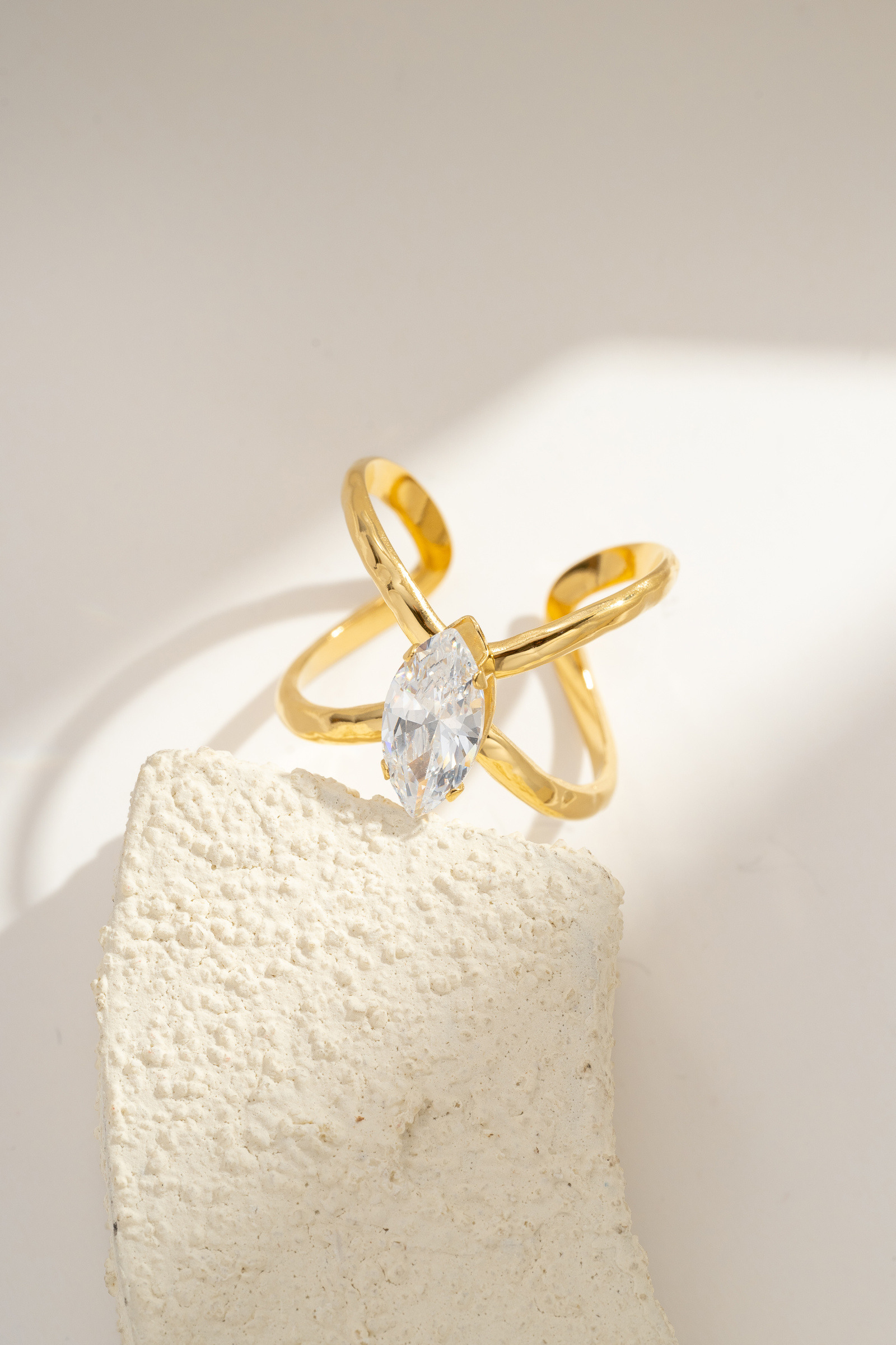 Grossista COSMOS - Anello dorato con cristallo marquise chiaro, design aperto moderno in acciaio