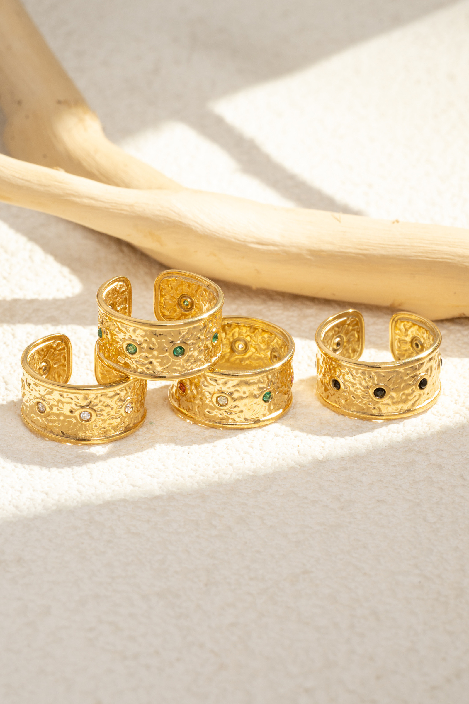 Großhändler COSMOS - Set aus 4 breiten gehämmerten goldenen Ringen mit bunten runden Steinen, schickes trendiges Design
