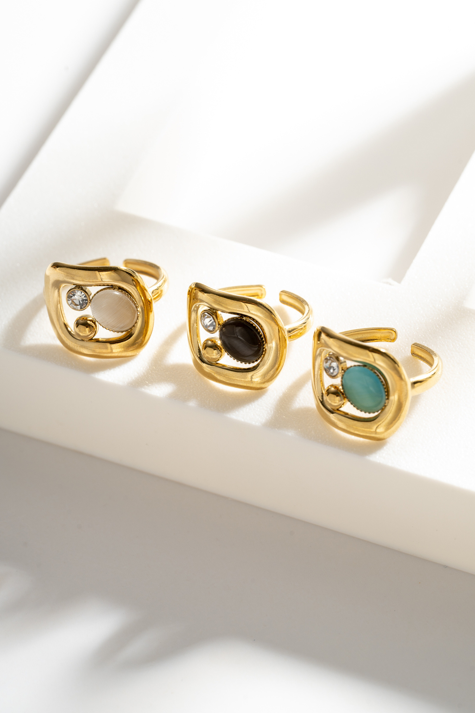 Mayorista COSMOS - Anillos Ajustables Dorados con Gota de Luz y Piedras de Colores