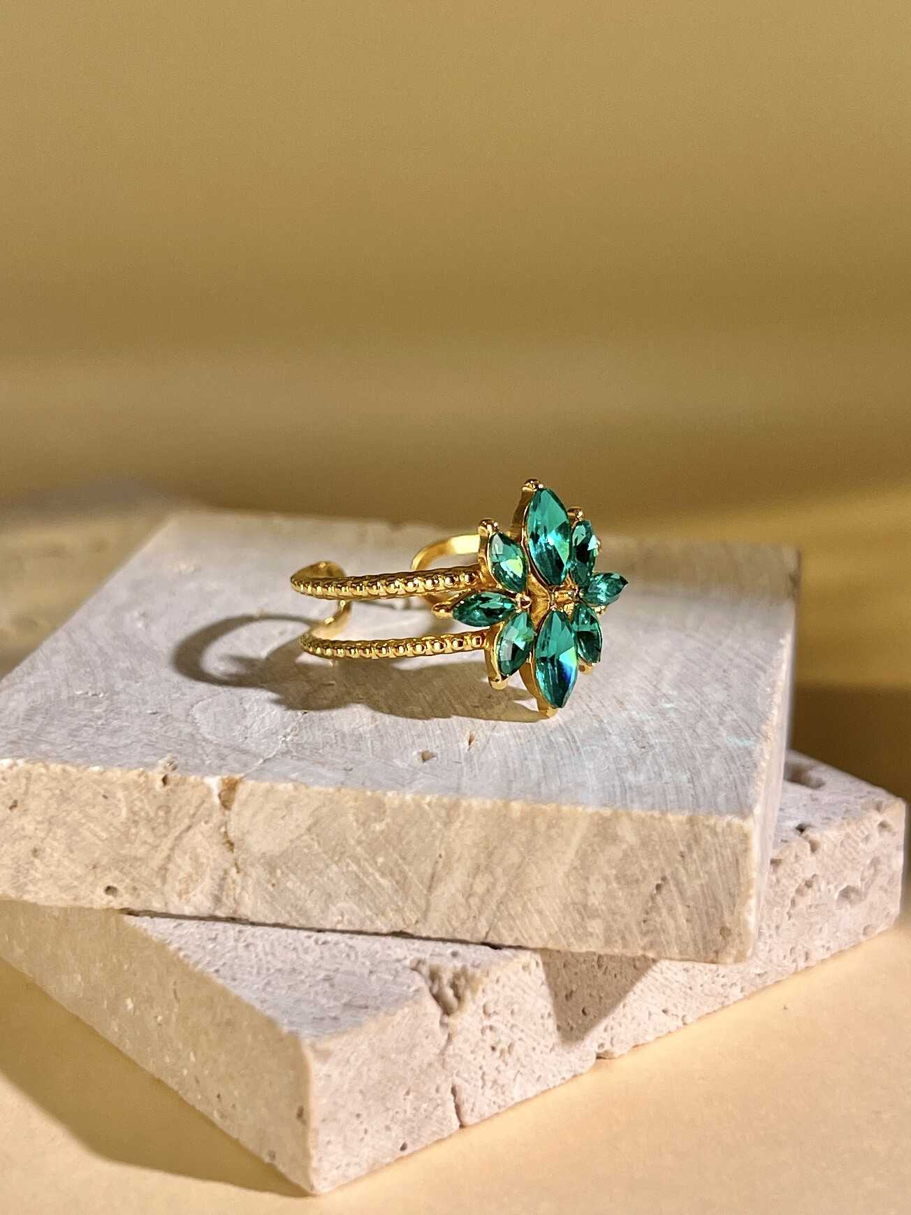 Grossiste COSMOS - Bague en cristal de fleur verte acier inoxydable doré
