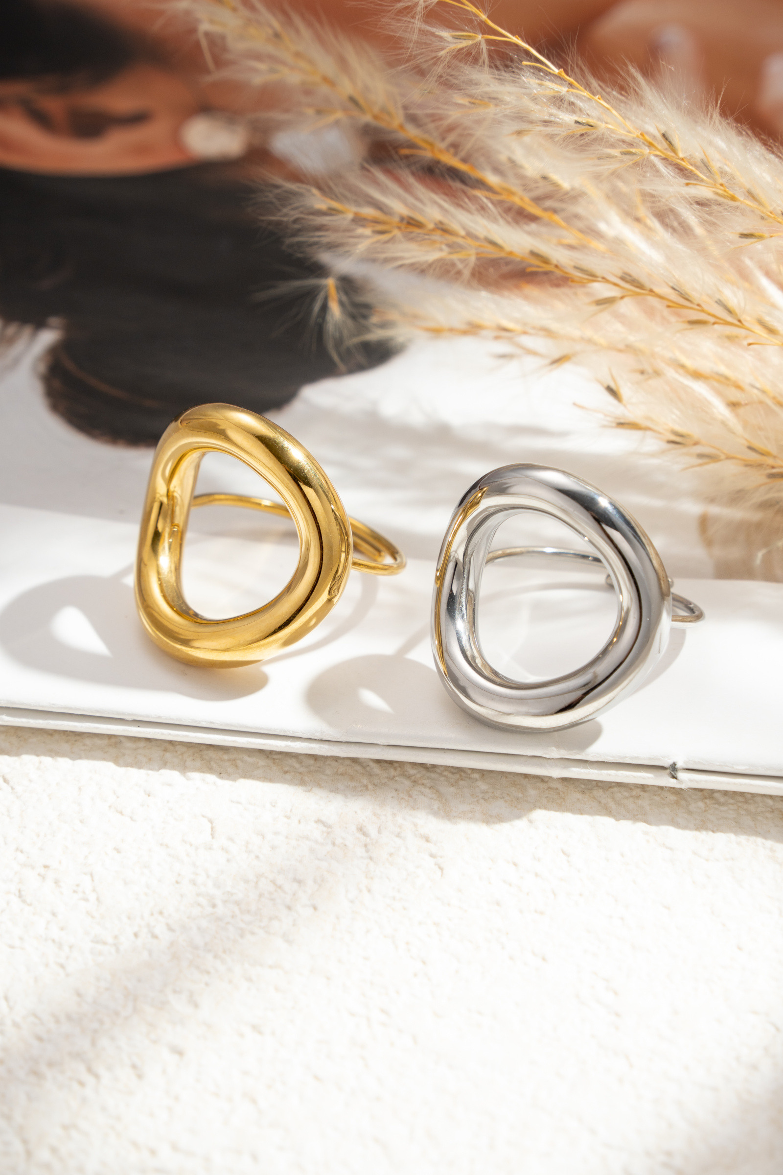 Mayorista COSMOS - Conjunto de dos anillos redondos geométricos calados en dorado y plateado, diseño moderno, acero inoxidable