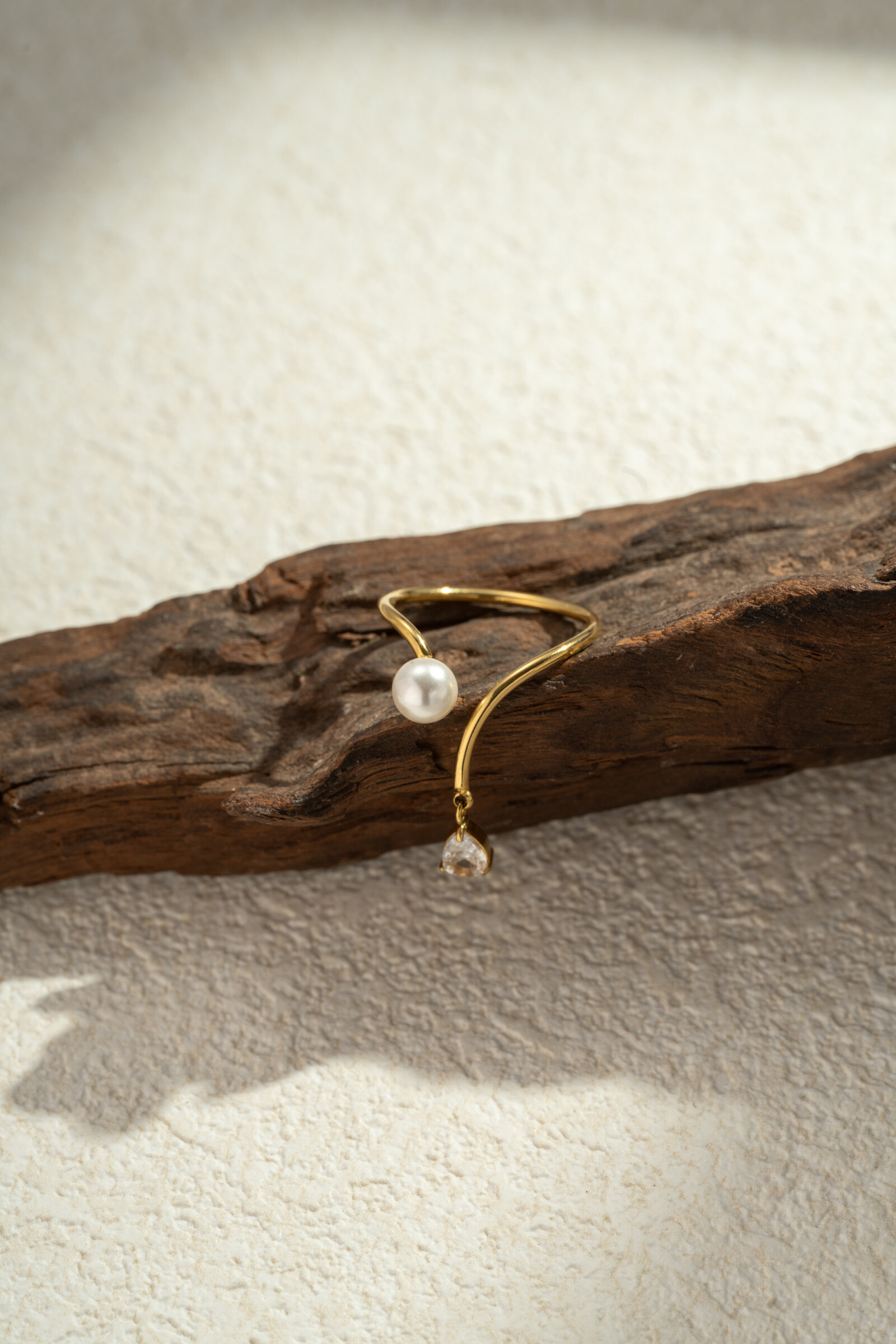 Grossista COSMOS - Anello raffinato con perla di cristallo pendente in acciaio inossidabile dorato elegante regolabile