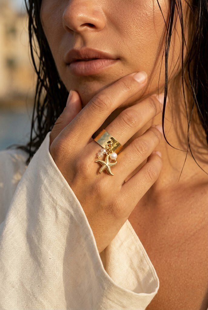 Wholesaler COSMOS - Gold starfish ring with white pearl charms for women, summer beach chic and trendy