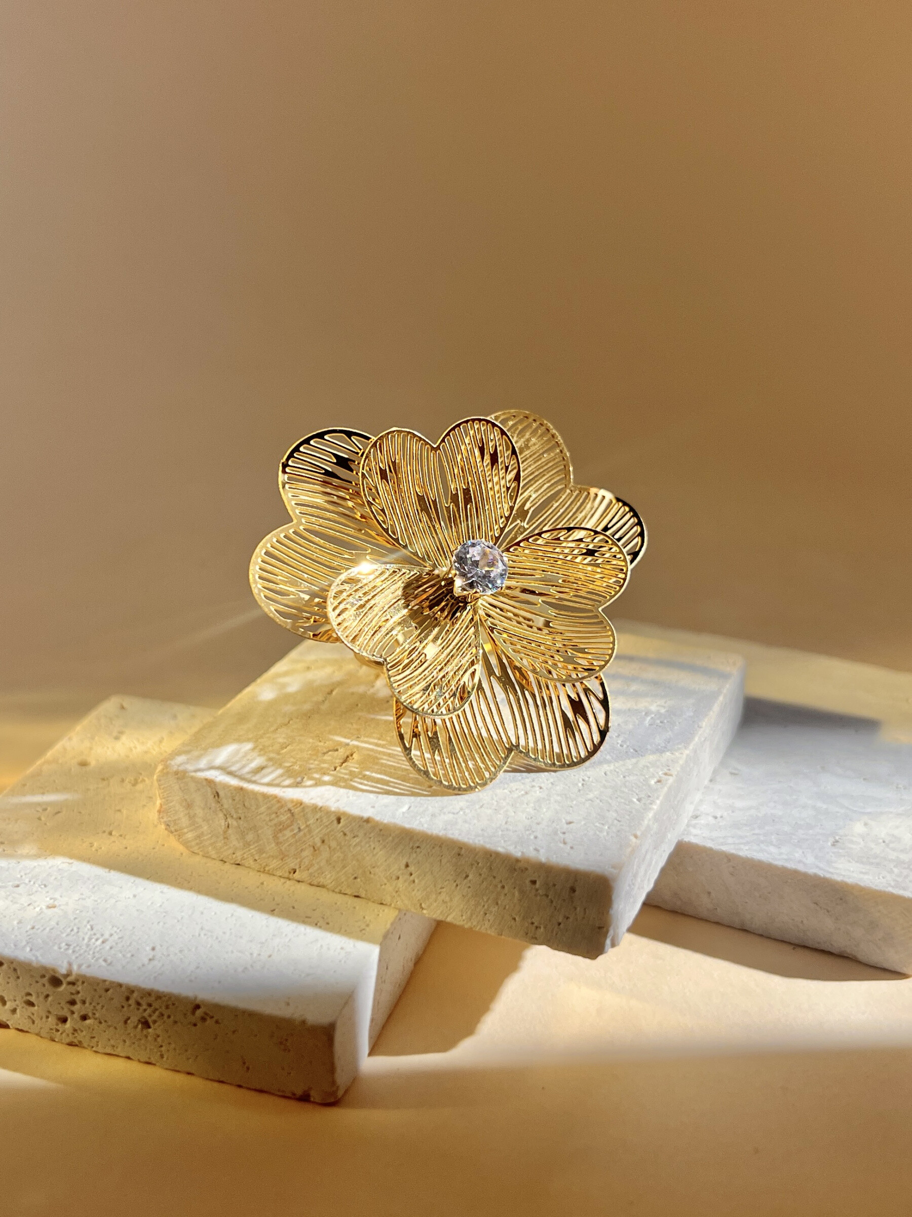 Grossiste COSMOS - Bague fleur ajourée avec strass ajustable – acier inoxydable