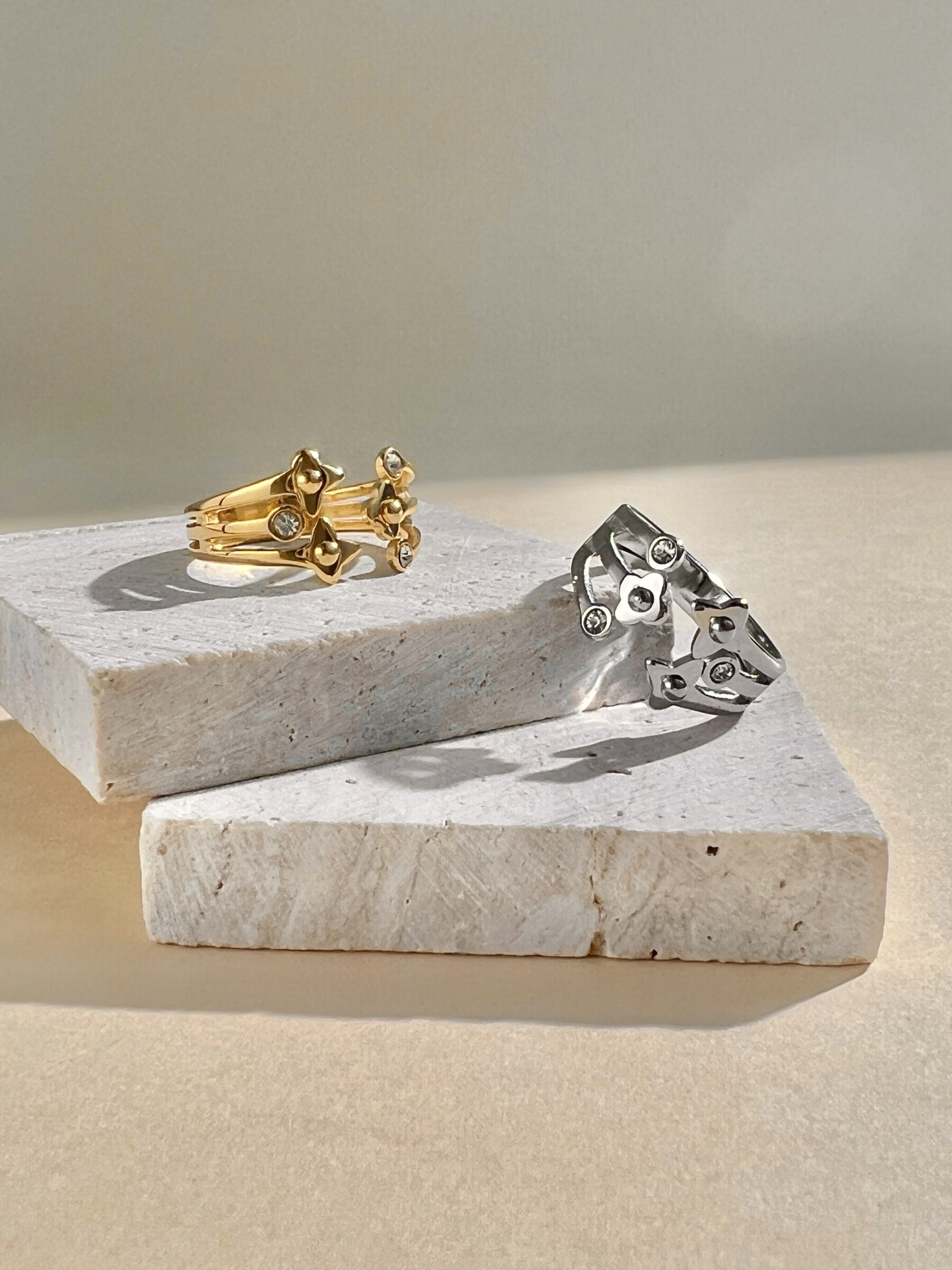 Grossiste COSMOS - Bague étoile et strass scintillant réglable en acier