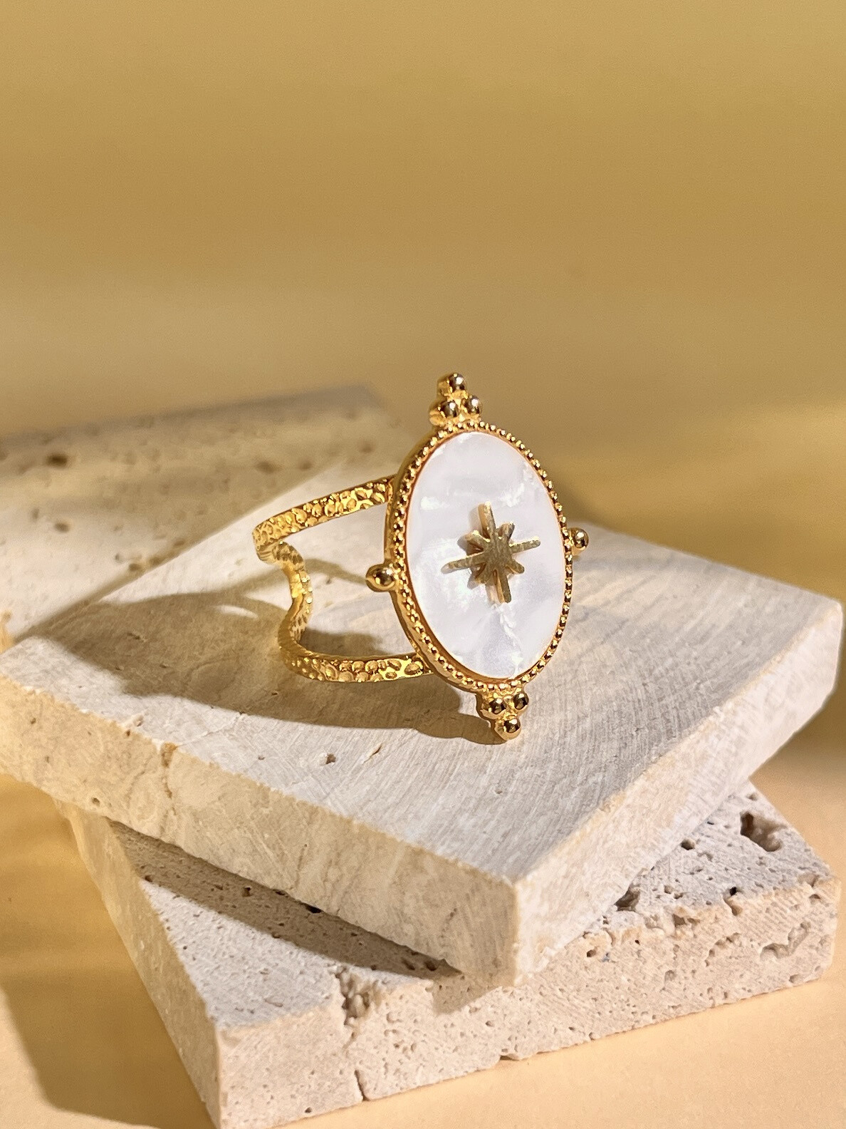 Grossiste COSMOS - Bague ovale nacre blanche étoile dorée acier inoxydable