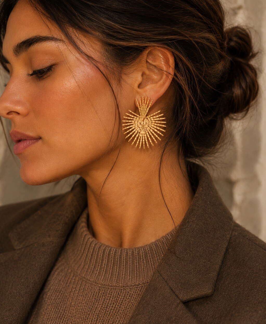 Wholesaler COSMOS - Golden sun earrings with sculpted rays, bright design, elegant feminine style