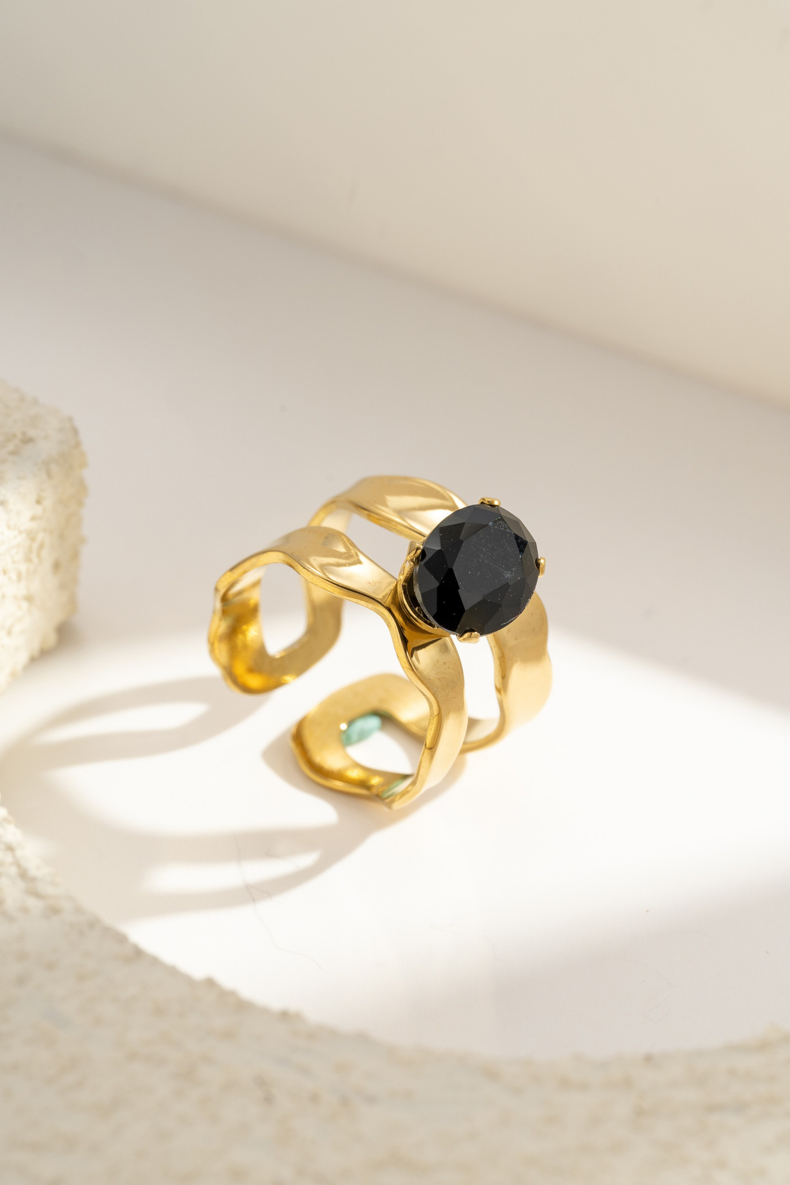Wholesaler COSMOS - Adjustable gold-plated steel ring with open design and large faceted black crystal
