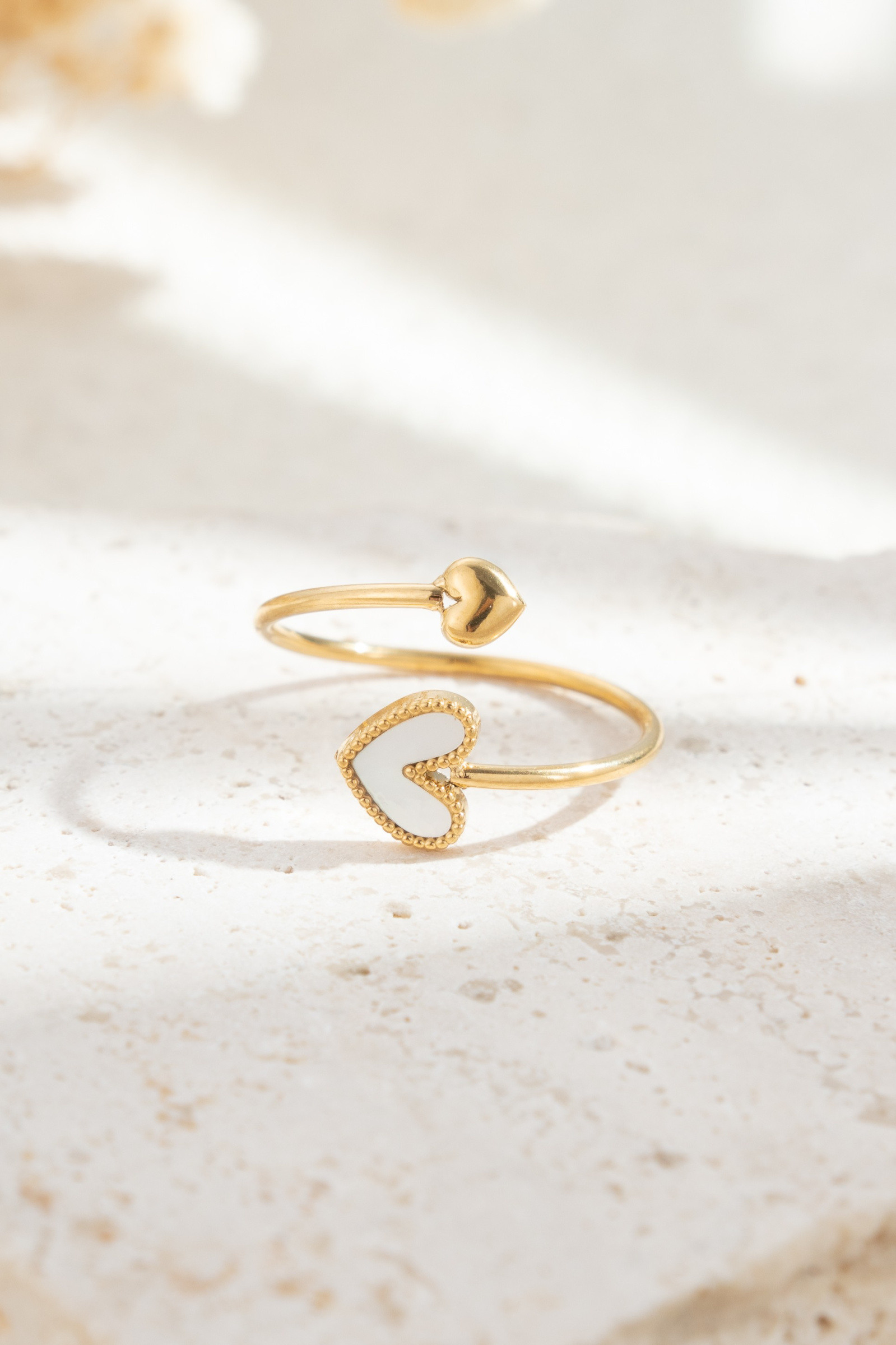 Mayorista COSMOS - Anillo de dúo de corazones ajustable de acero dorado con amor nacarado, tendencia elegante