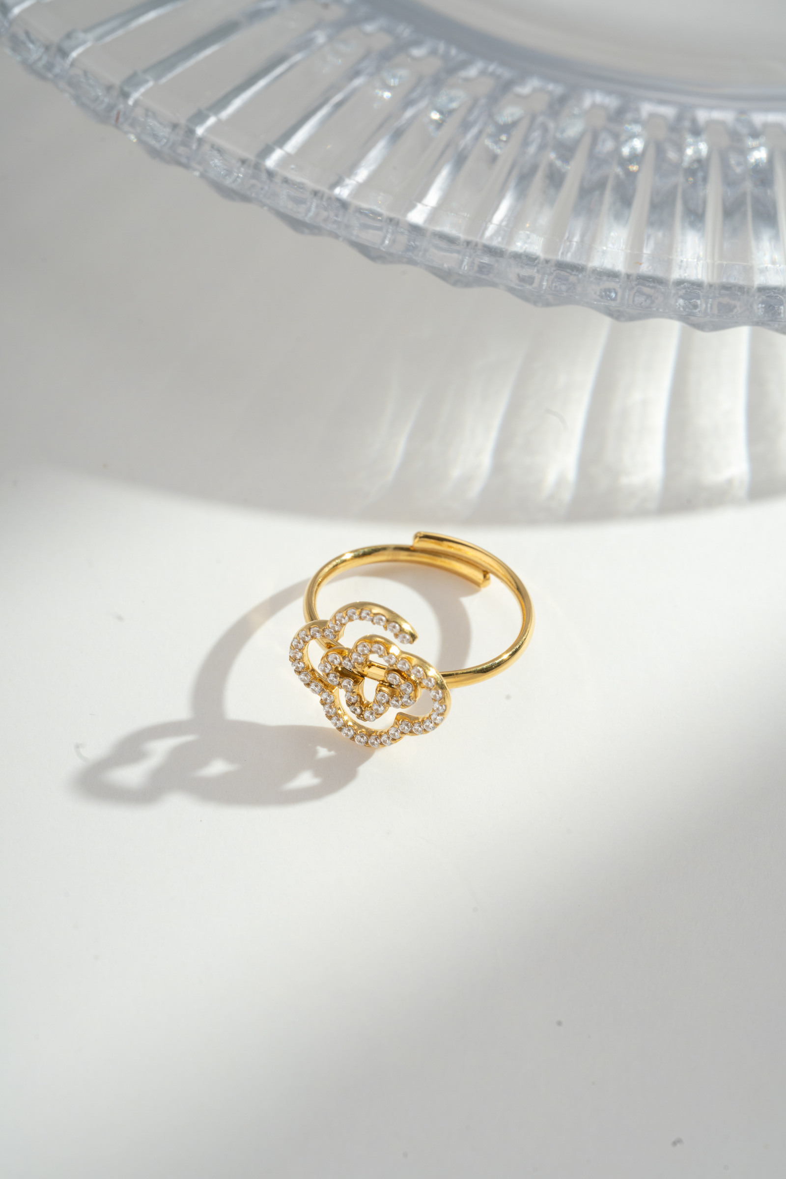 Mayorista COSMOS - Anillo ajustable de trébol dorado - acero inoxidable
