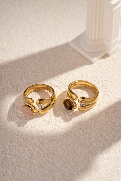 Grossiste COSMOS - Bague dorée acier inoxydable ouverte avec pierres rose ou marron Grossiste COSMOS - Bague dorée acier inoxydable ouverte avec pierres rose ou marron
