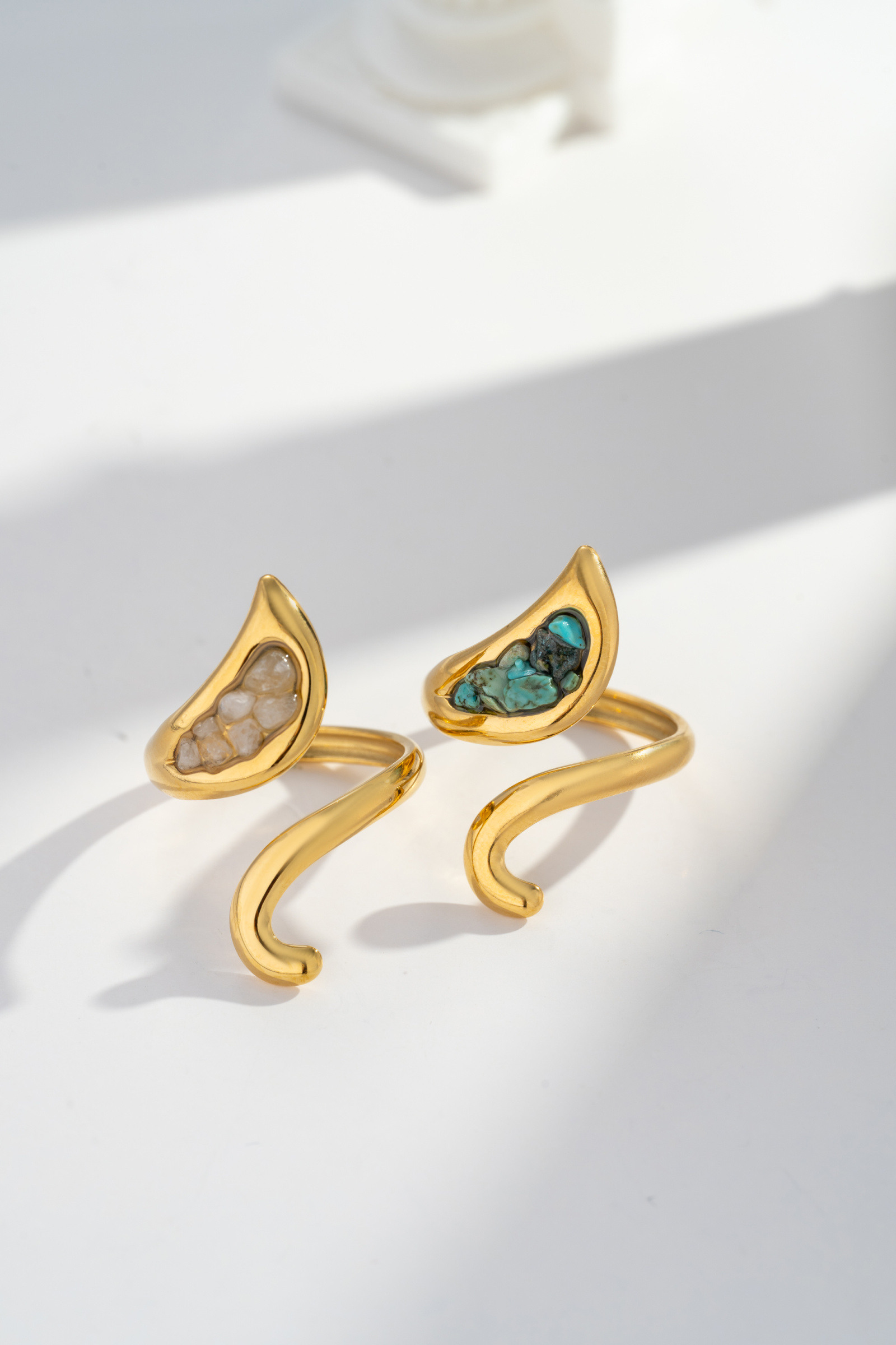 Grossista COSMOS - Anello moderno e chic in acciaio inossidabile ornato con pietre naturali