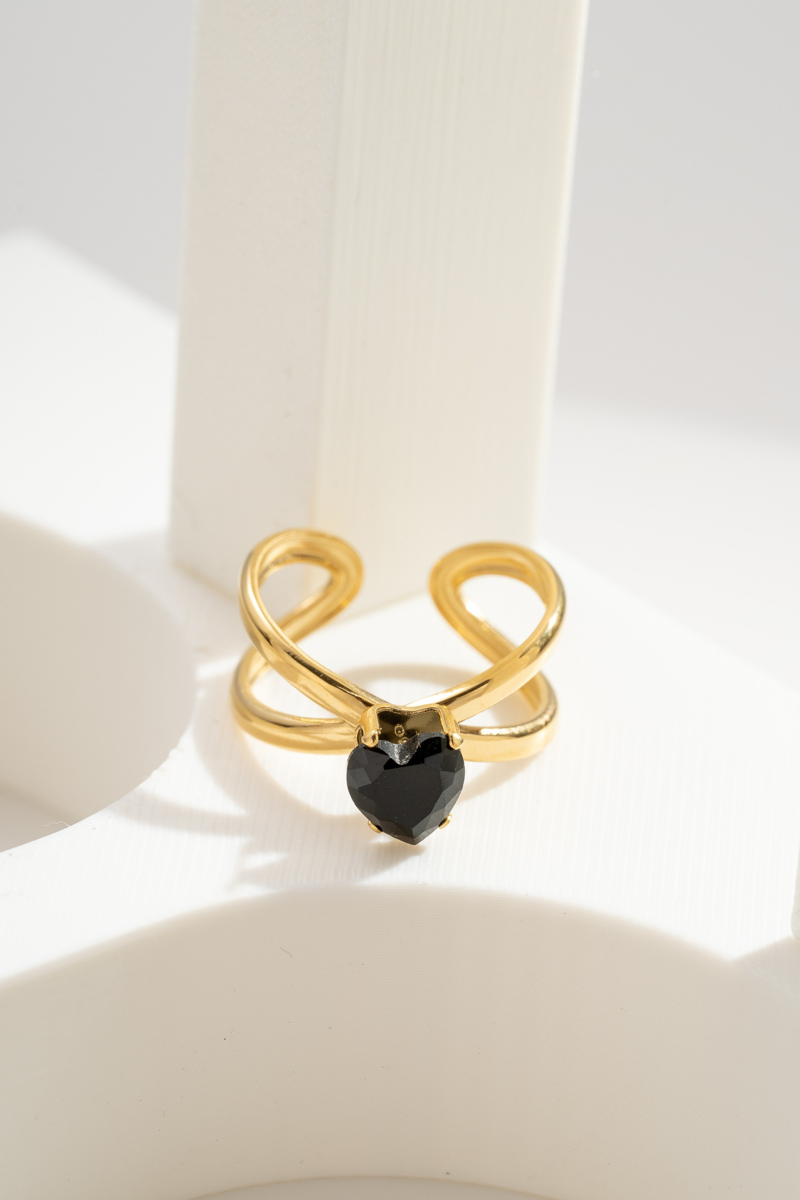 Wholesaler COSMOS - Adjustable gold-plated steel ring with double band and elegant black heart crystal