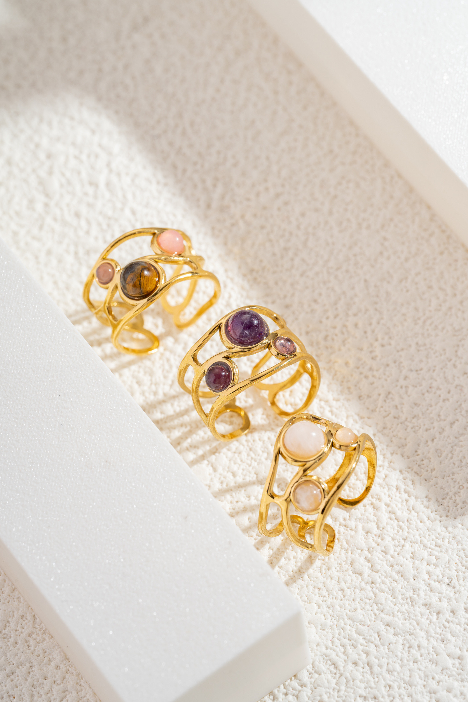 Grossiste COSMOS - Bague ajustable acier doré avec trio de pierres naturelles au choix