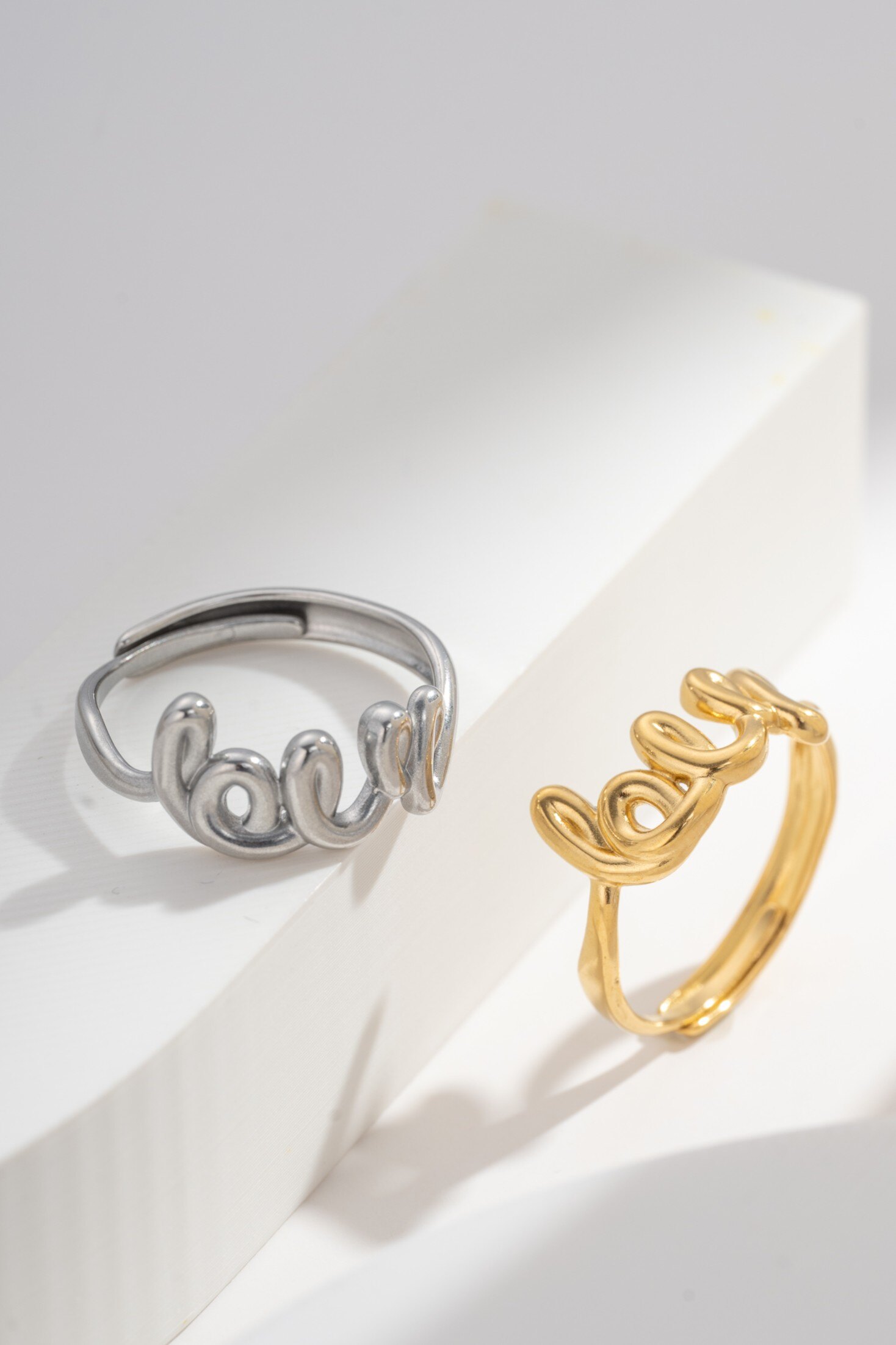 Mayorista COSMOS - Anillo de amor para mujer en acero inoxidable dorado o plateado, con escritura cursiva romántica minimalista