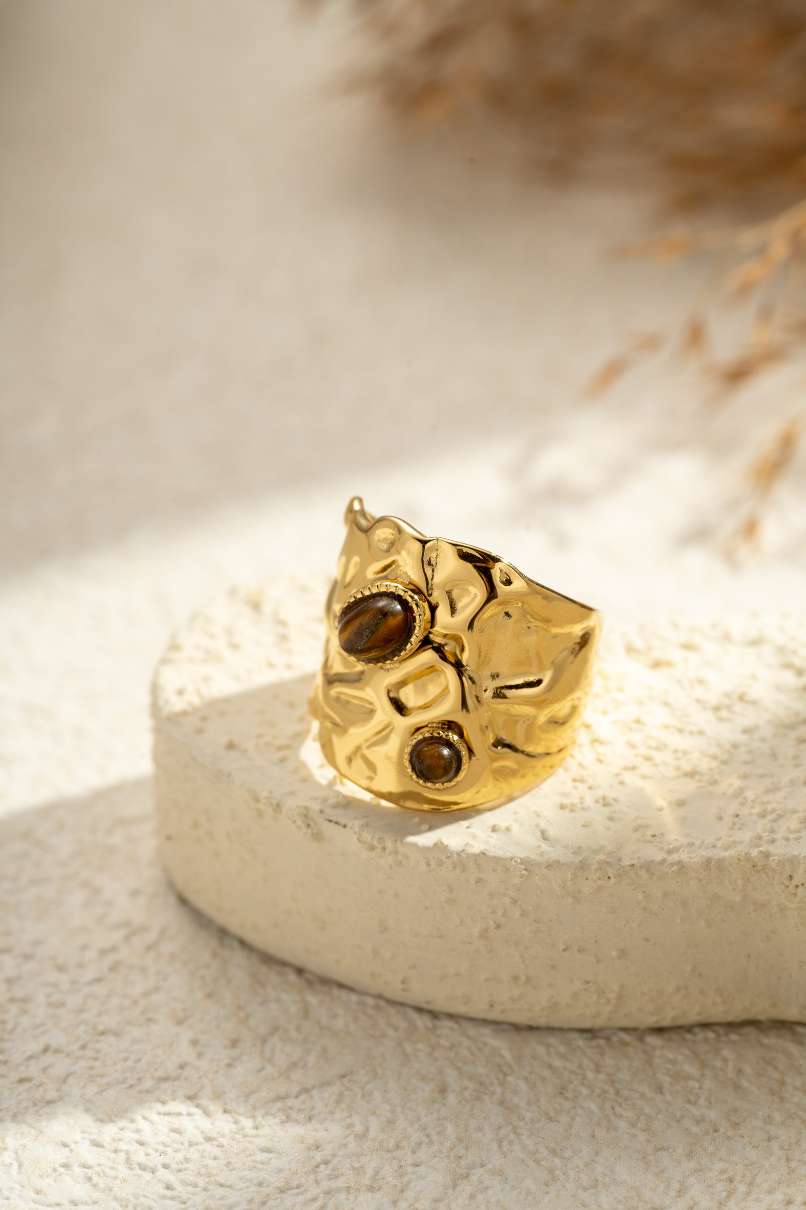 Grossiste COSMOS - Bague martelé Dorées Pierres naturelles Ovales Acier Inoxydable Ajustable