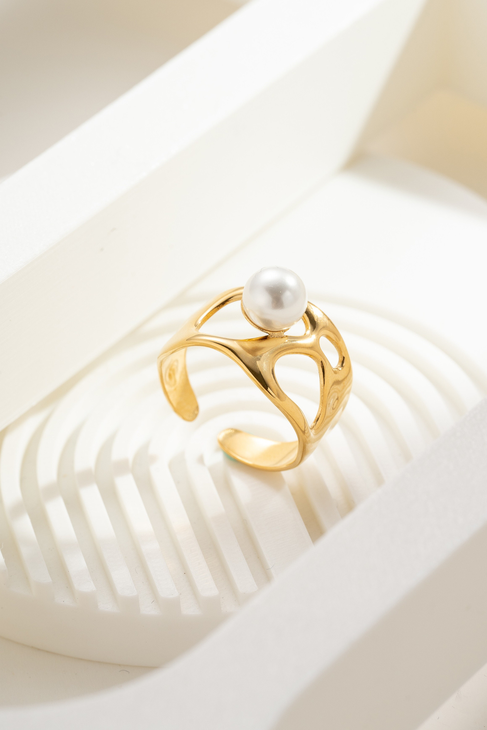Grossista COSMOS - Anello Dorato con Perla Bianca Design Traforato Acciaio Inossidabile Regolabile Elegante per Donna