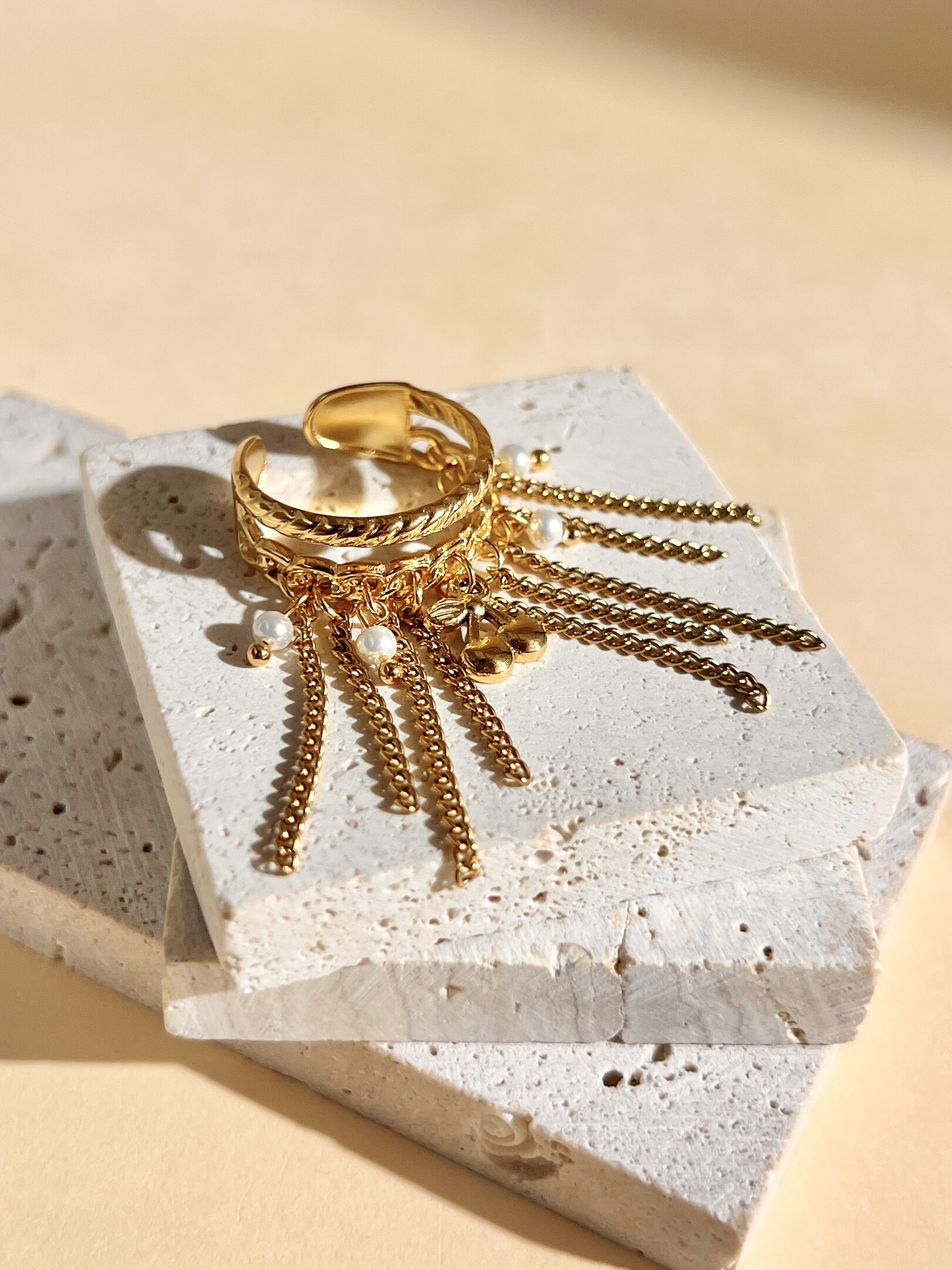 Grossista COSMOS - Anello regolabile in oro con catenina pendente in acciaio inossidabile