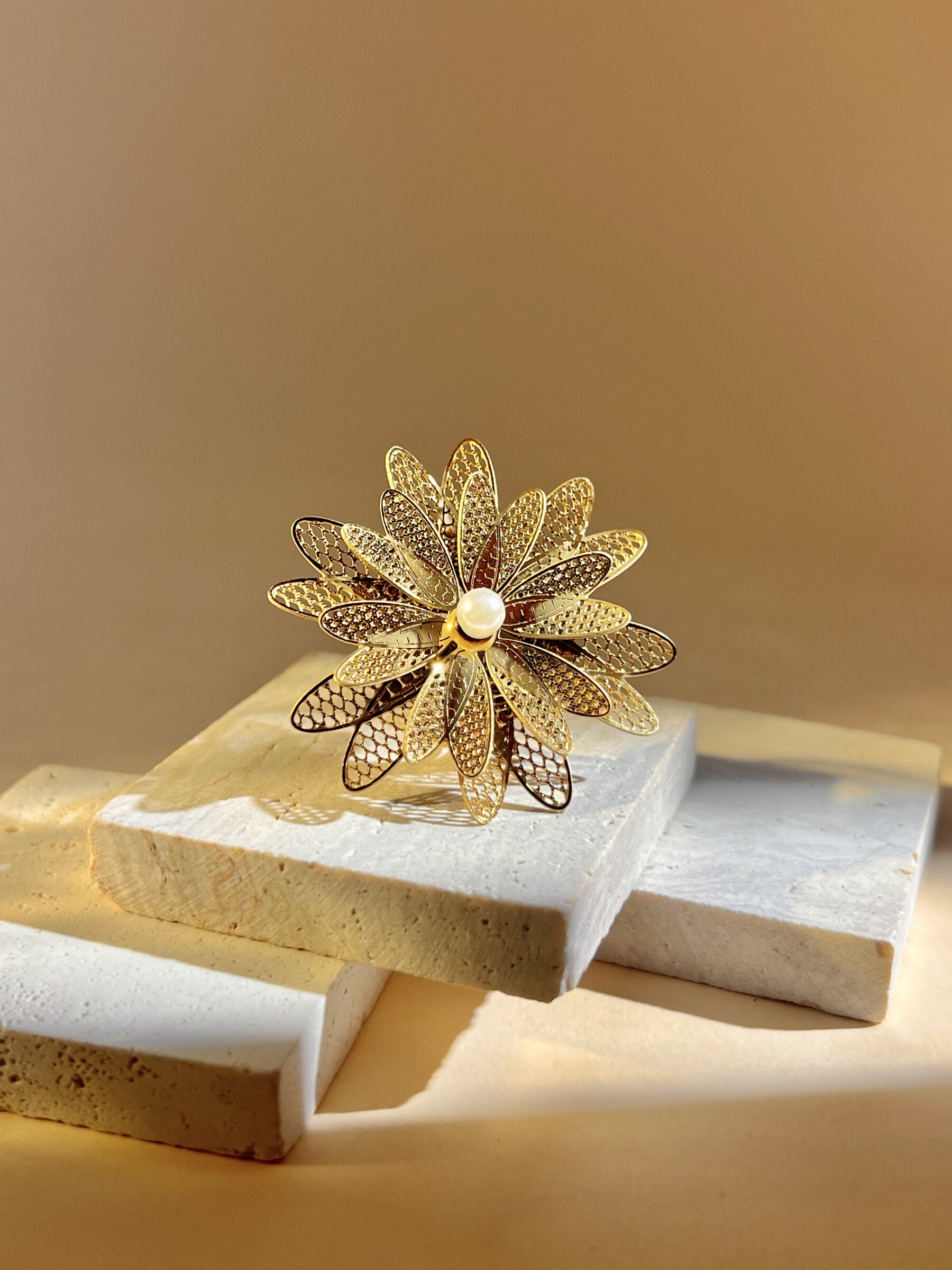 Grossiste COSMOS - Bague fleur ajourée avec perle – acier inoxydable