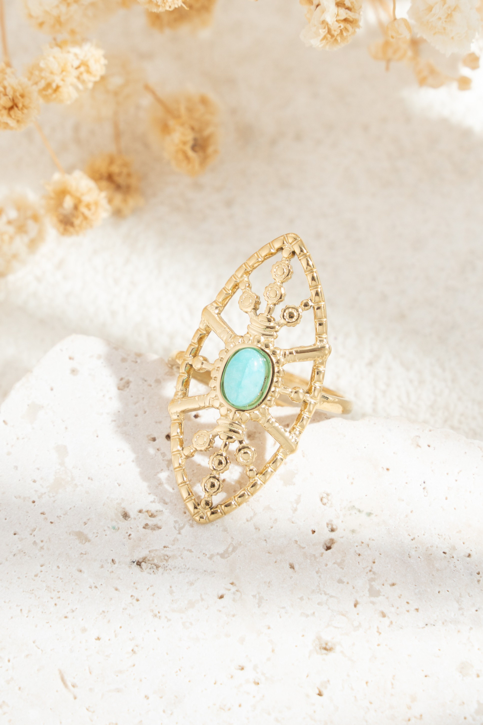 Mayorista COSMOS - Anillo ovalado geométrico calado de acero dorado con piedra de color elegante