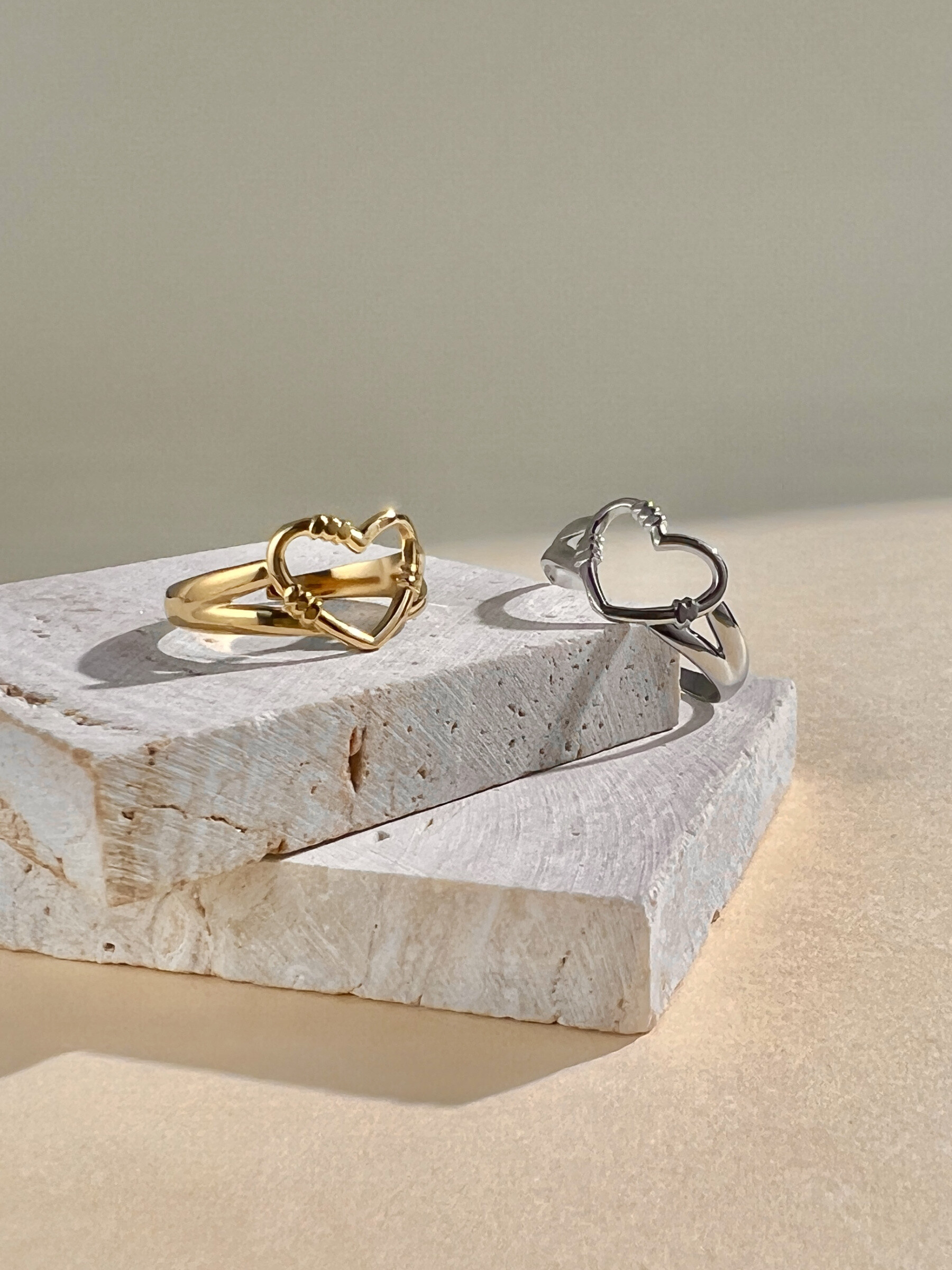 Grossista COSMOS - Anello di cuore openuwork raffinato in acciaio romantico design