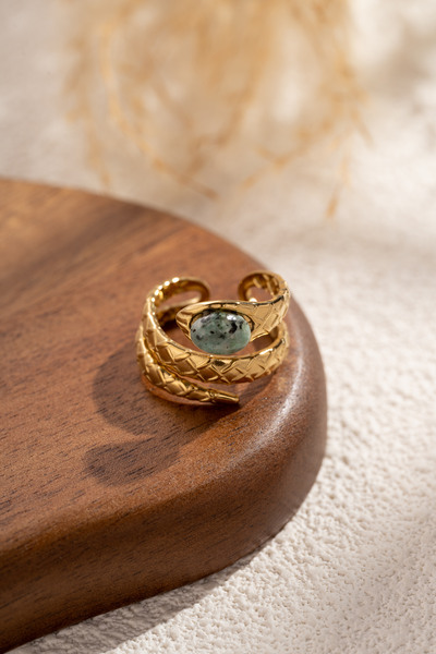 Mayorista COSMOS - Anillo de serpiente dorado con escamas texturizadas y piedra ovalada central, diseño místico y elegante Mayorista COSMOS - Anillo de serpiente dorado con escamas texturizadas y piedra ovalada central, diseño místico y elegante
