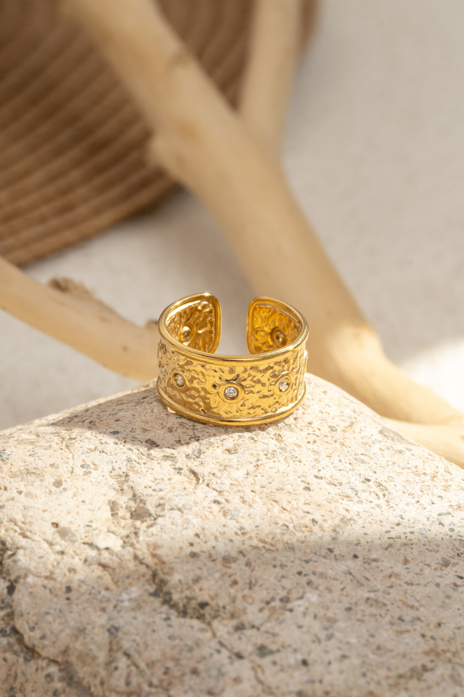Grossiste COSMOS - Bague dorée martelée ajustable pierres multicolores éclat artisanal chic tendance féminine