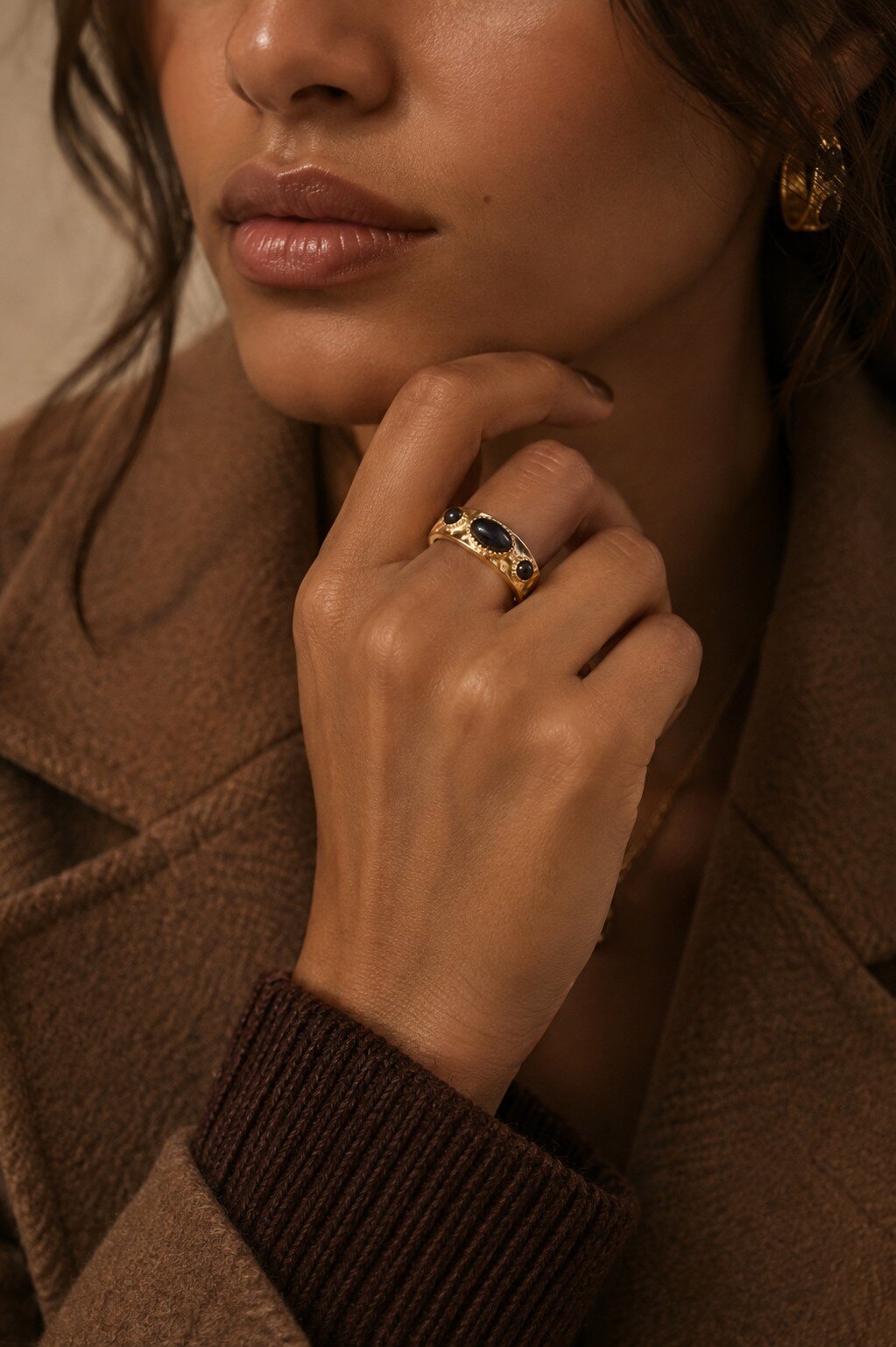 Mayorista COSMOS - Anillo dorado abierto con tres piedras engastadas, diseño adornado, elegancia atemporal