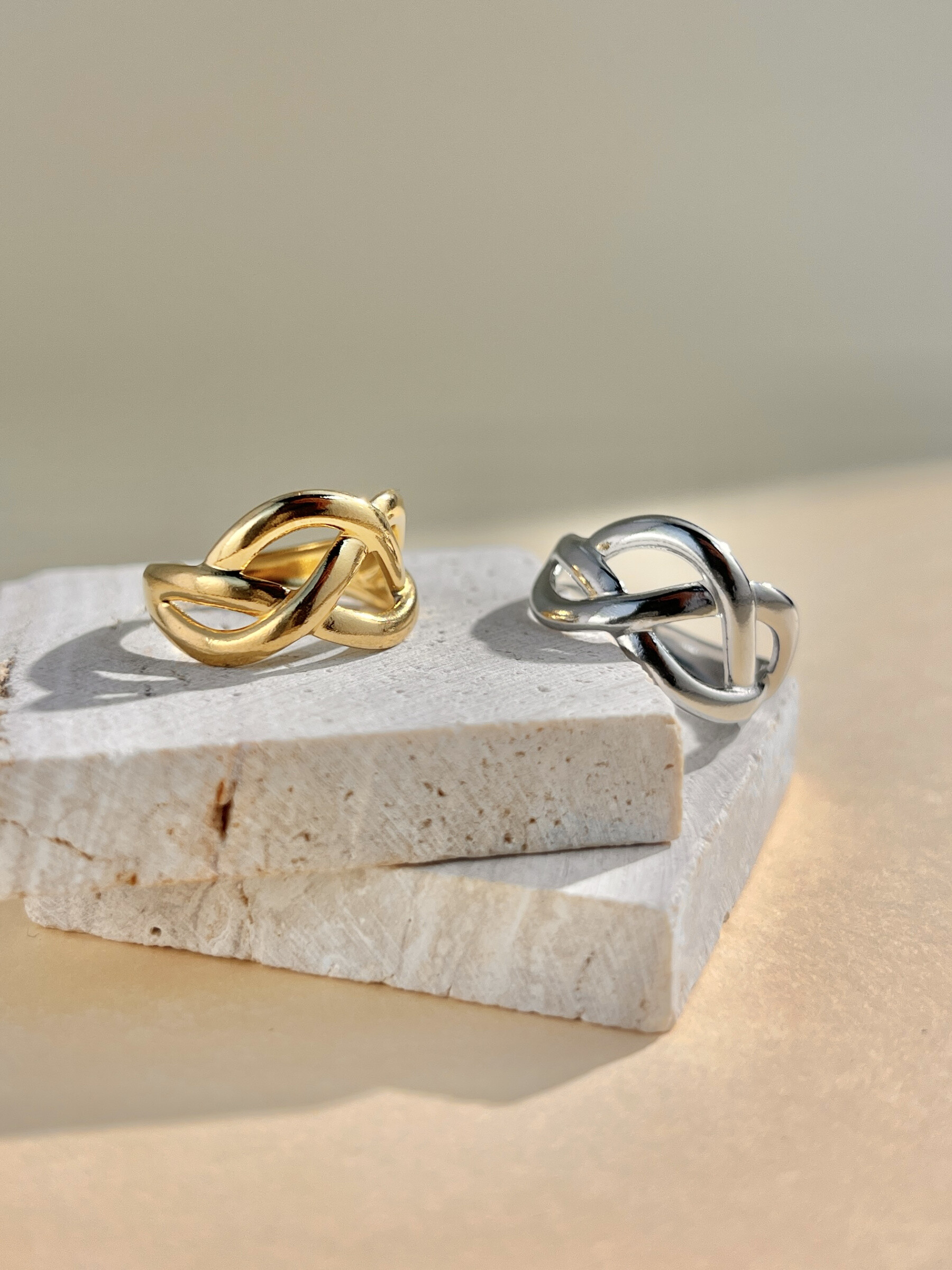 Grossiste COSMOS - Bague design moderne entrelacé  ajustable en acier
