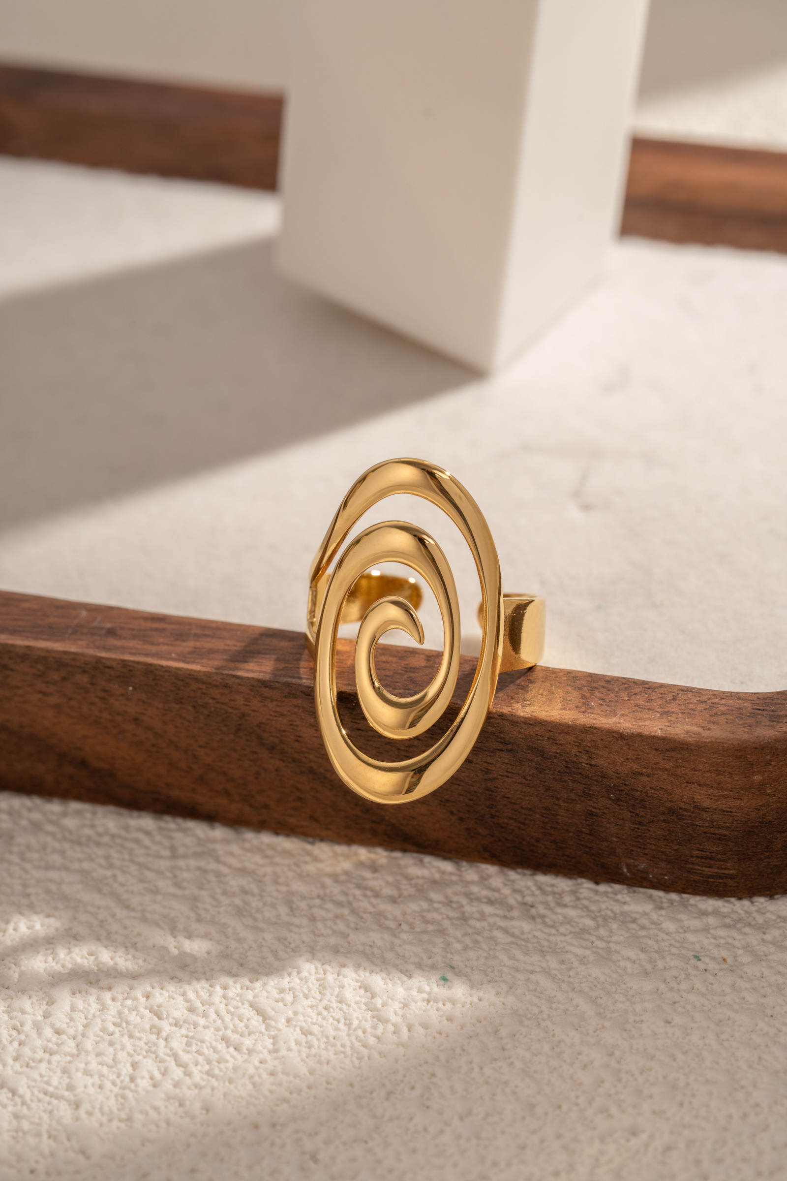 Grossista COSMOS - Anello dorato a petali a spirale acciaio inossidabile design organico elegante moderno chic