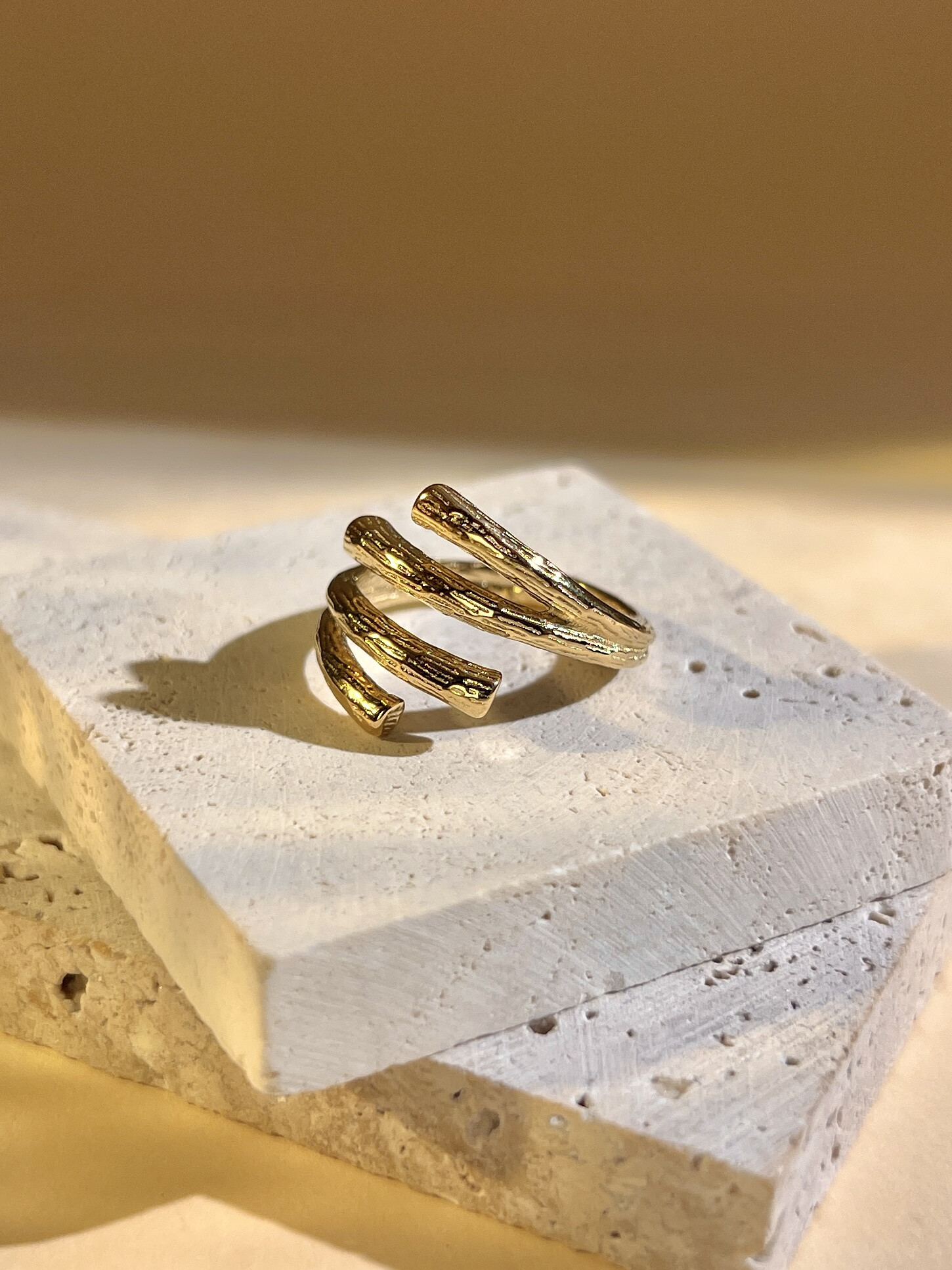 Grossiste COSMOS - Bague Ajustable Martelée en Acier Inoxydable