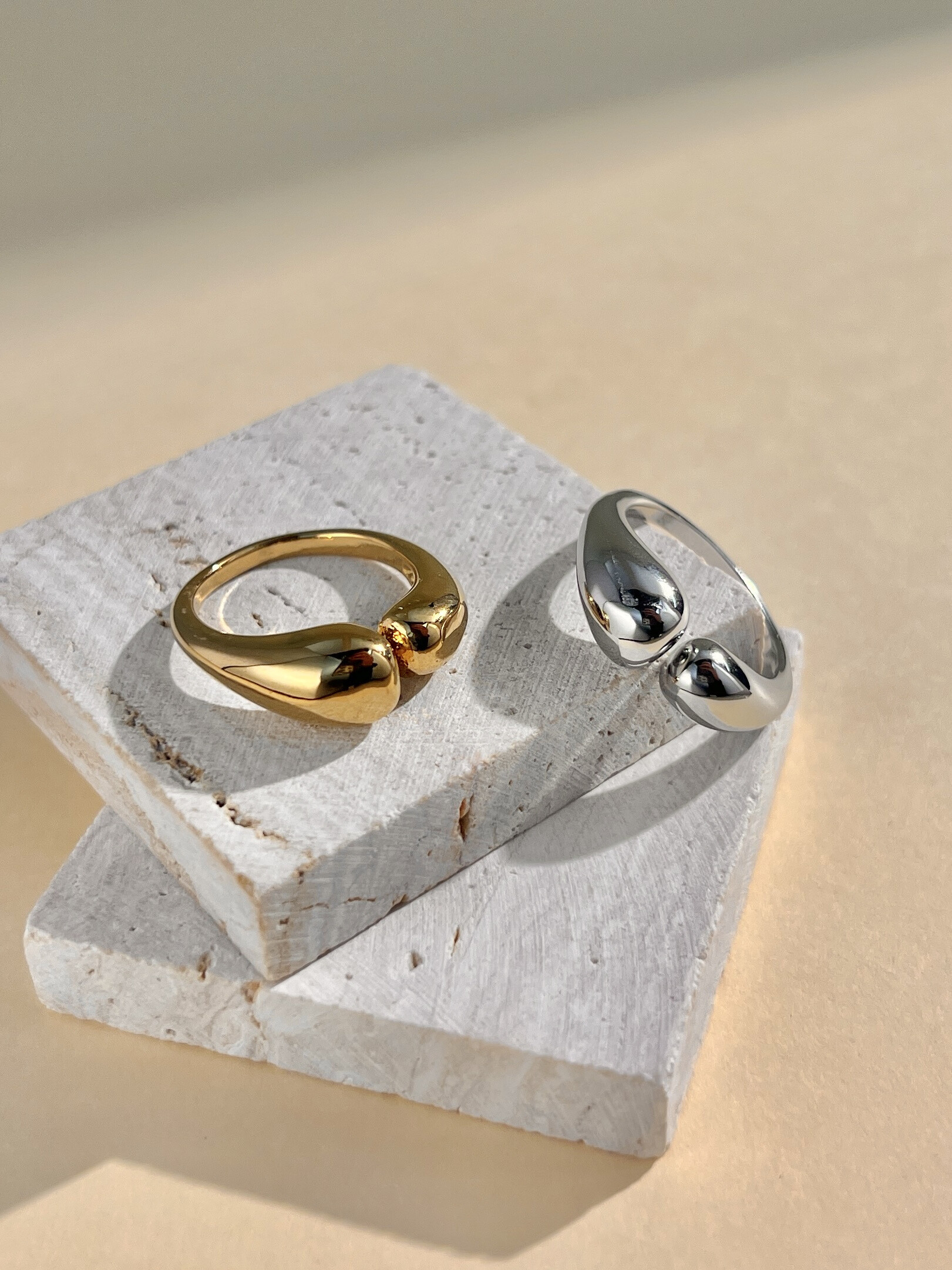 Grossiste COSMOS - Bague finition lisse  bombée en forme de goutte