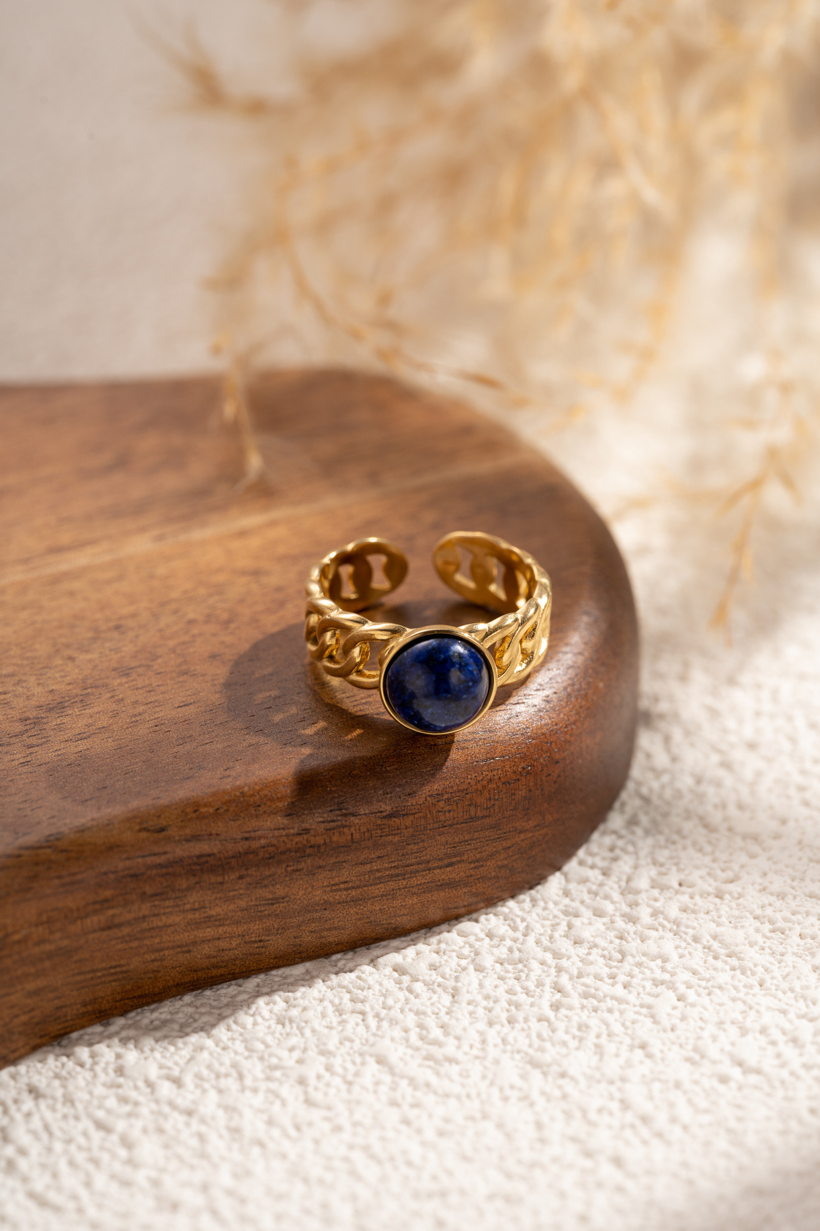 Grossista COSMOS - Anello a catena regolabile dorato con maglie testurizzate e pietra rotonda centrale per un tocco di modernità