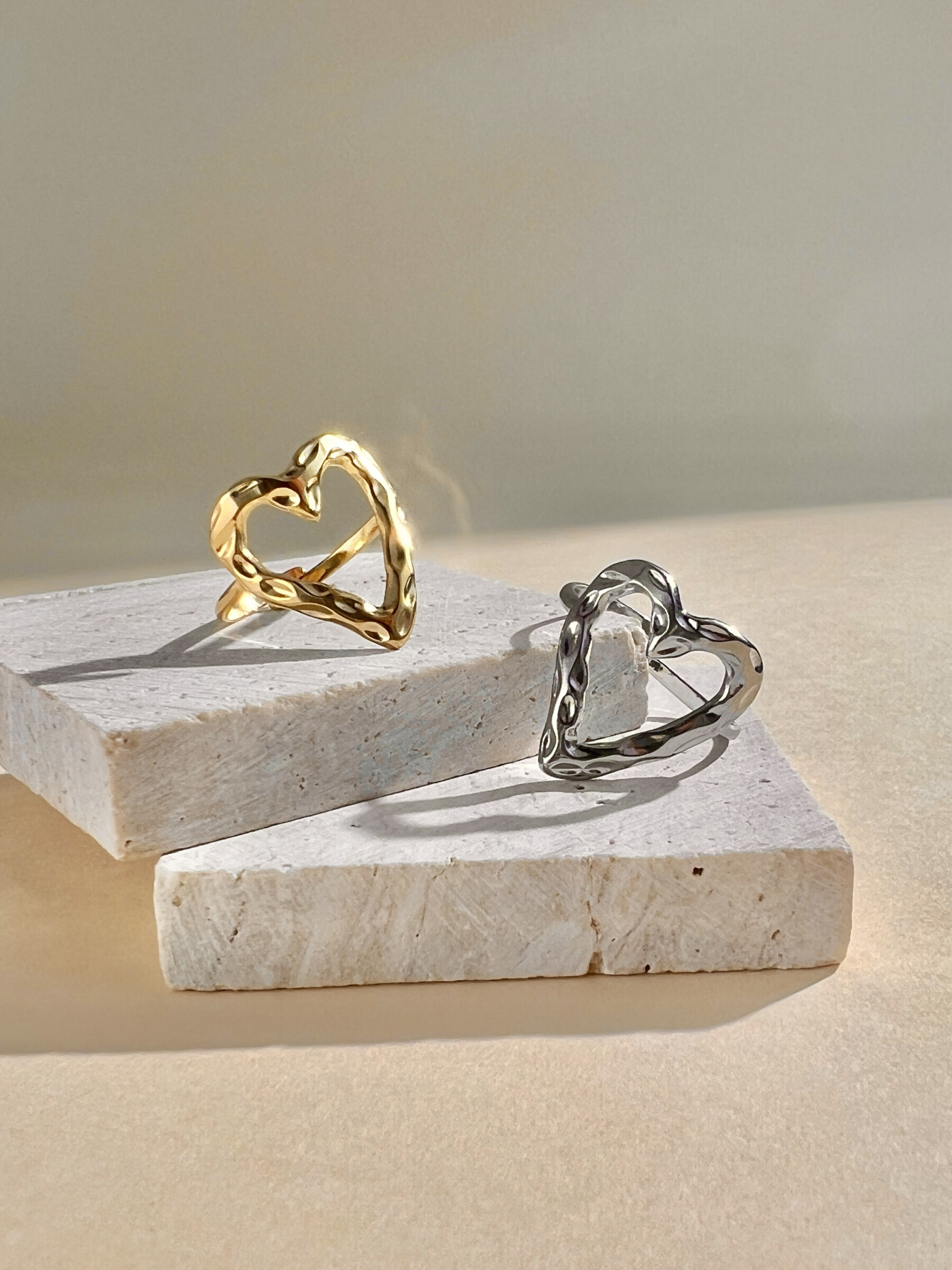Grossiste COSMOS - Bague cœur ajouré réglable en acier