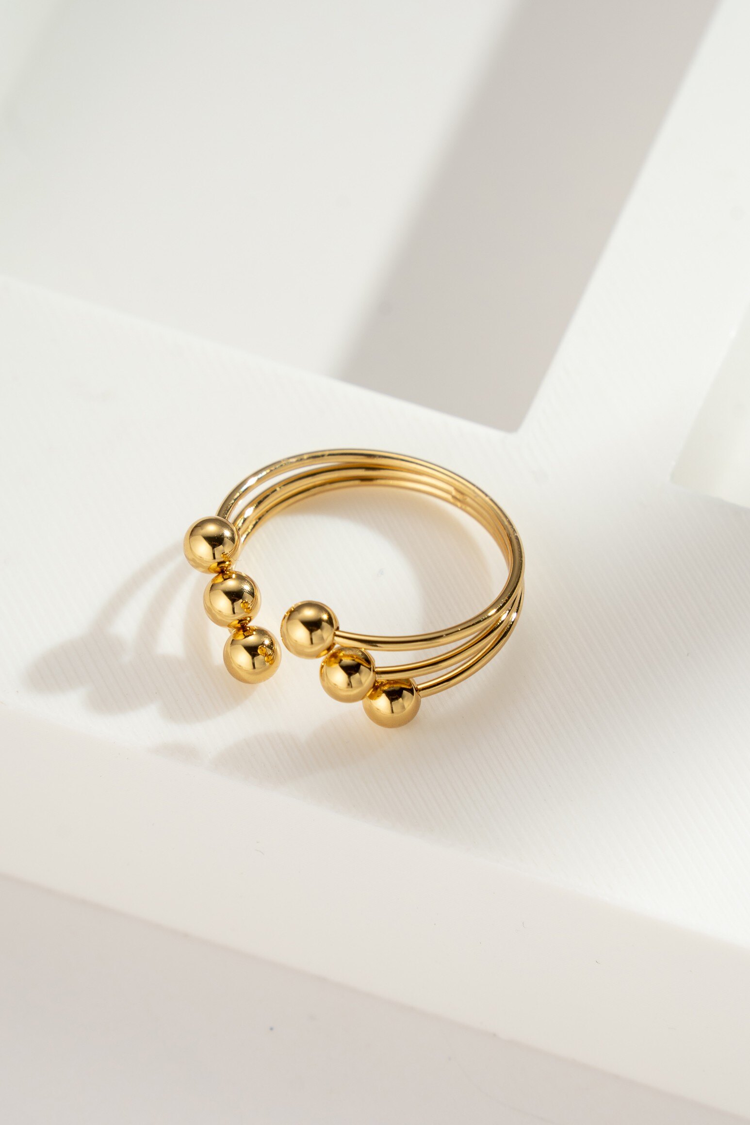 Grossiste COSMOS - Bague Dorée Triple Perle Ajustable – Élégance Moderne Minimaliste