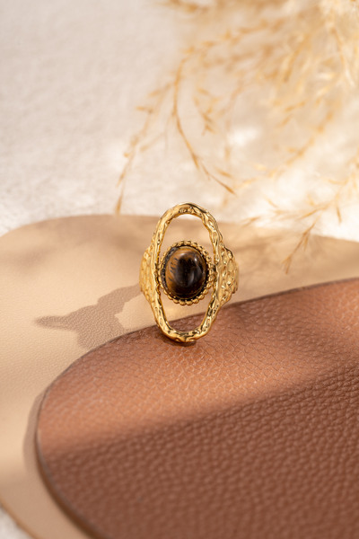 Mayorista COSMOS - Anillo ovalado martillado dorado con piedra central lisa elegancia artesanal atemporal chic Mayorista COSMOS - Anillo ovalado martillado dorado con piedra central lisa elegancia artesanal atemporal chic