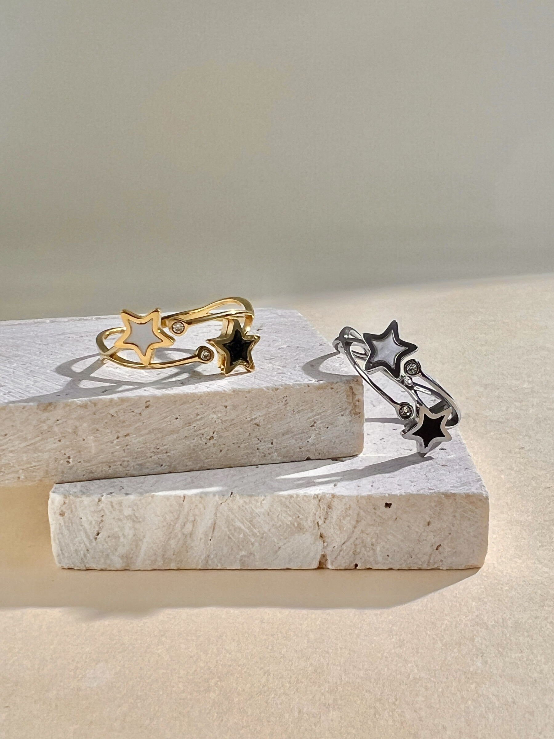 Grossiste COSMOS - Bague double étoile nacre et émail noir en acier