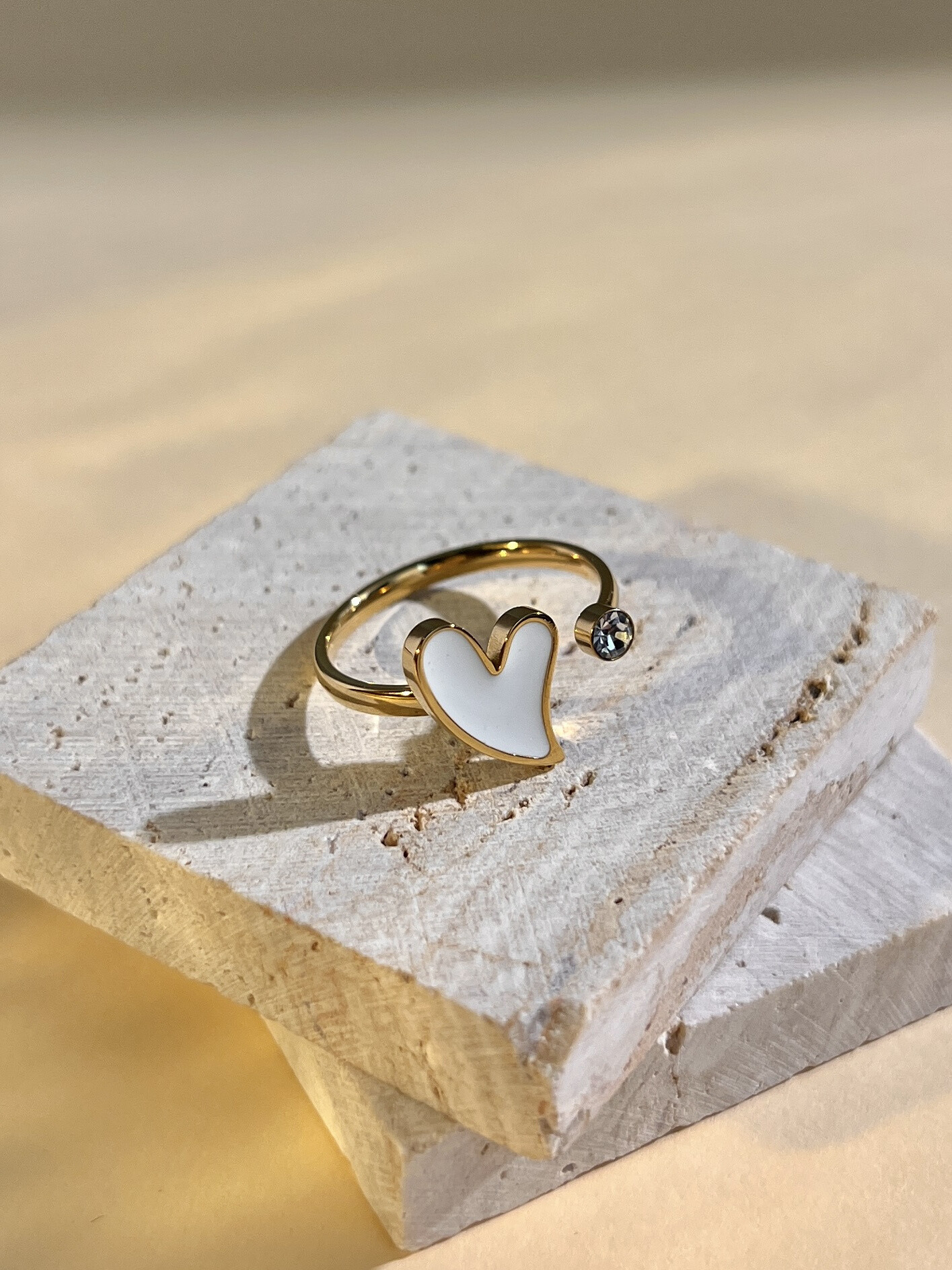 Grossista COSMOS - Anello cardiaco smaltato bianco e strass in acciaio