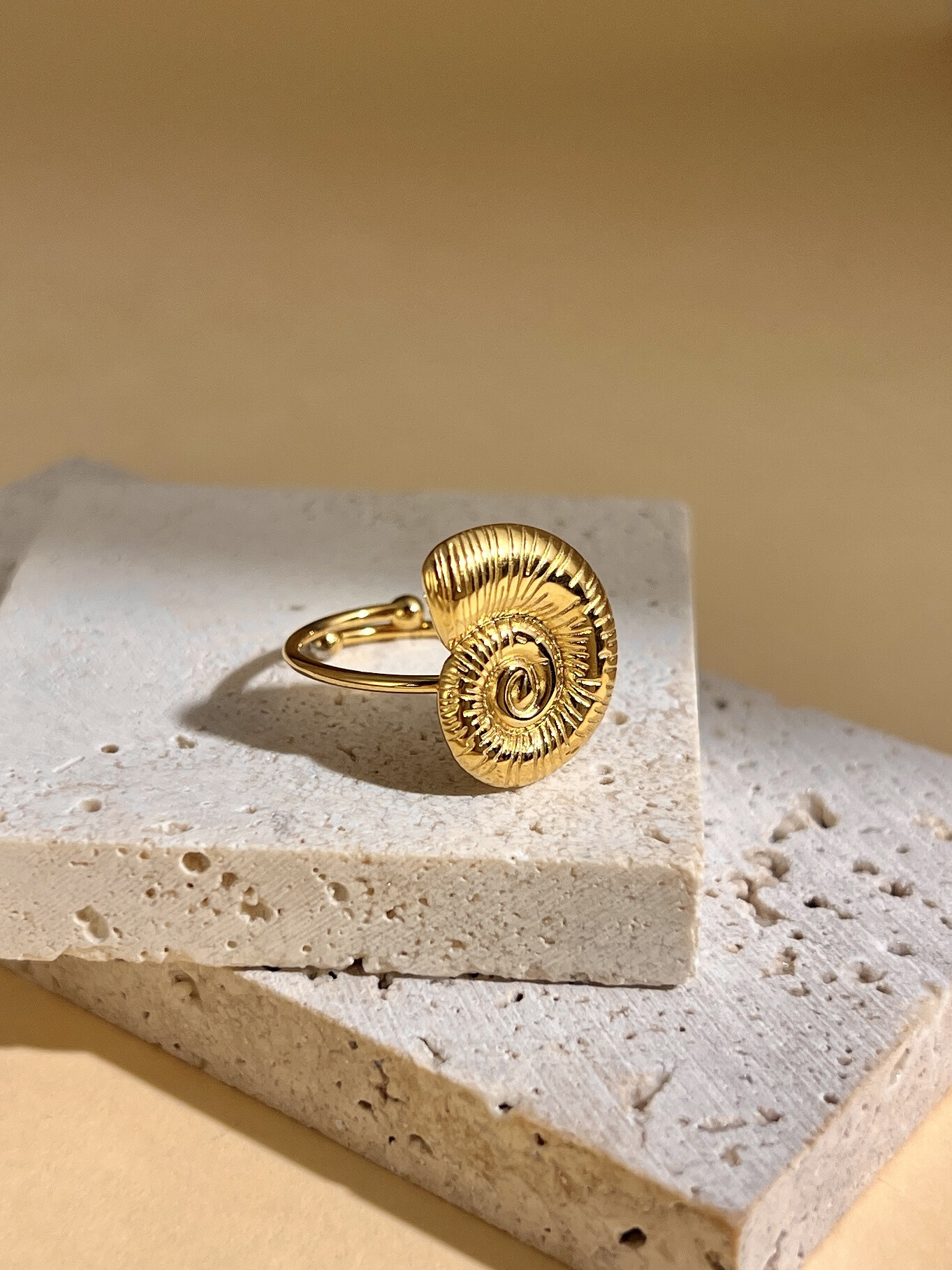 Wholesaler COSMOS - Adjustable stainless steel ring with sea snail motif, trendy and original marine