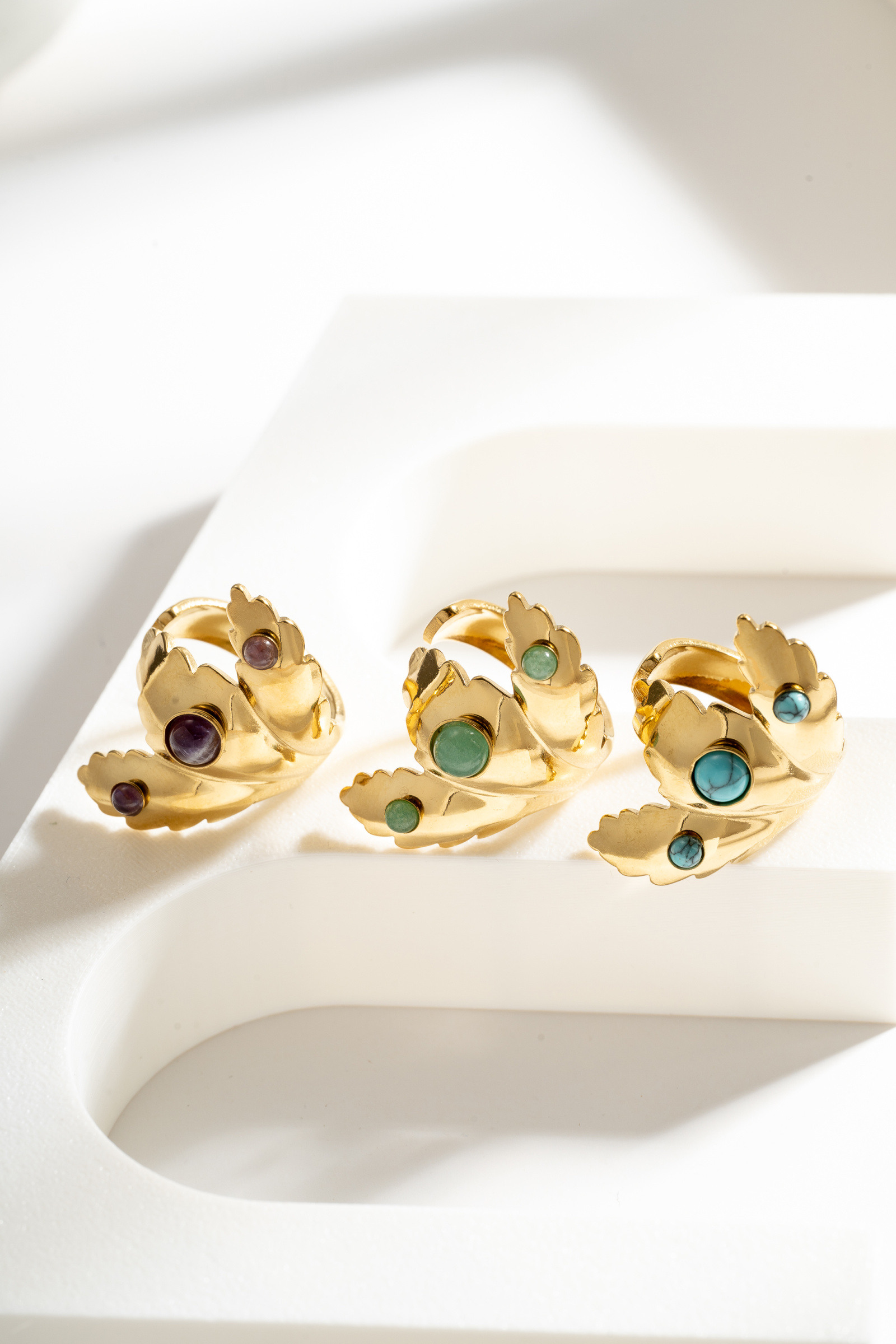Mayorista COSMOS - Anillos Ajustables Dorados de Hojas y Piedras de Colores en Acero Inoxidable