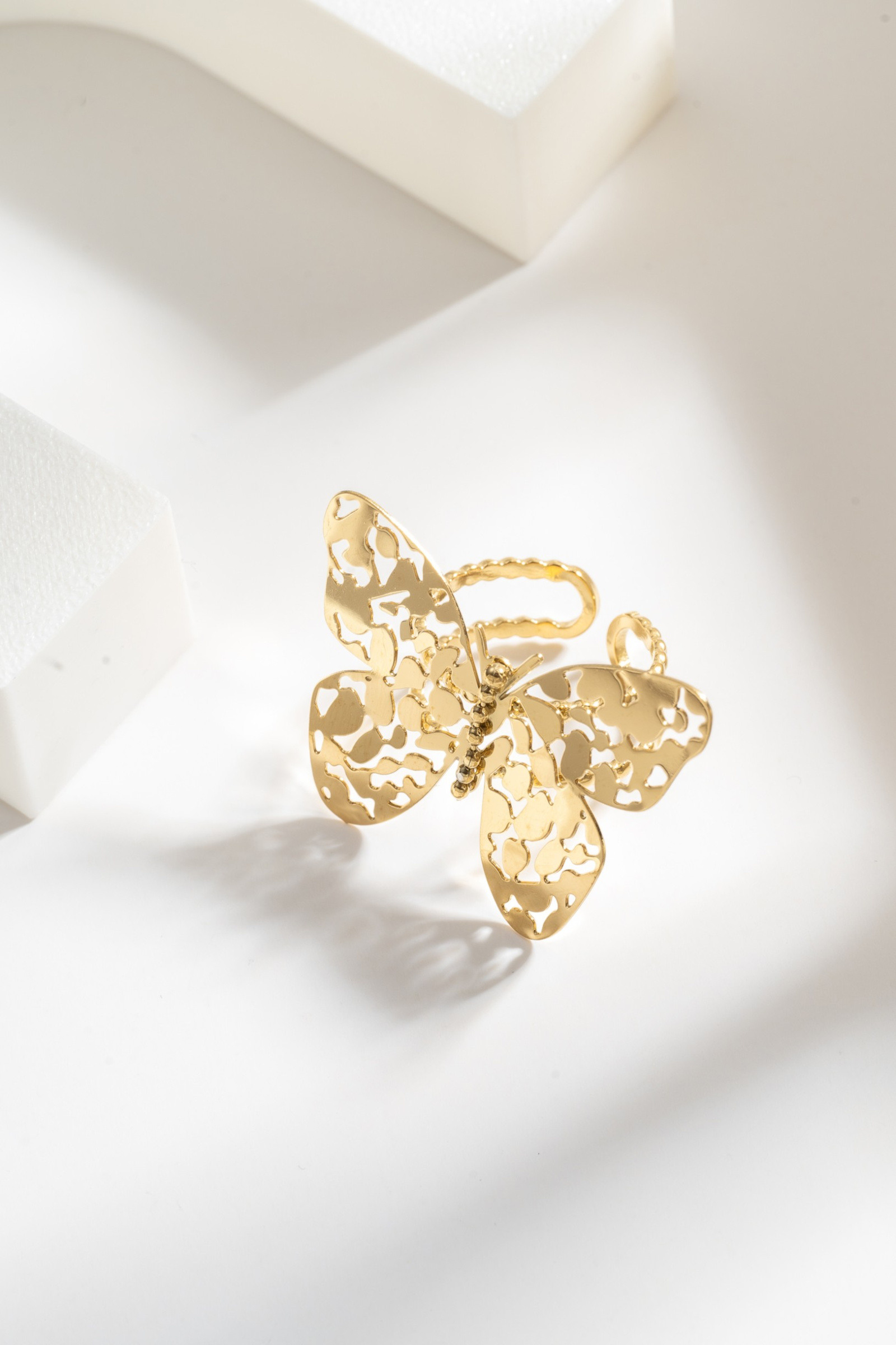 Mayorista COSMOS - Anillo Ajustable de Mariposa Dorada en Acero Inoxidable con Encaje Aéreo
